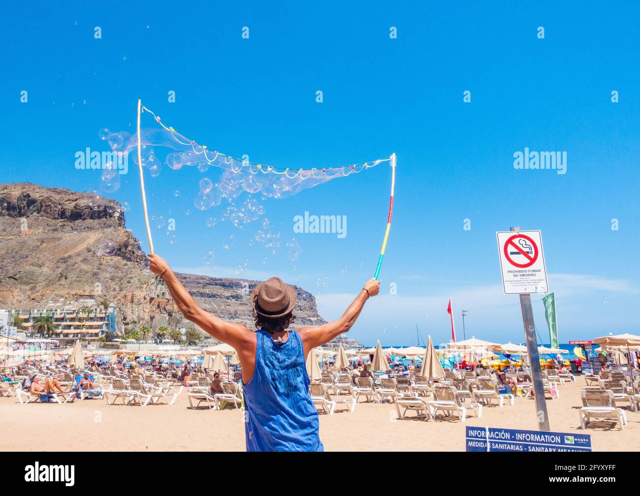 Puerto de Morgan, Gran Canaria, Isole Canarie, Spagna. 30 maggio 2021. Un busker soffia bolle sulla spiaggia in un glorioso sole domenicale a Puerto de Mogan (soprannominata la piccola Venezia) su Gran Canaria. Credit: Alan Dawson/Alamy Live News Foto Stock