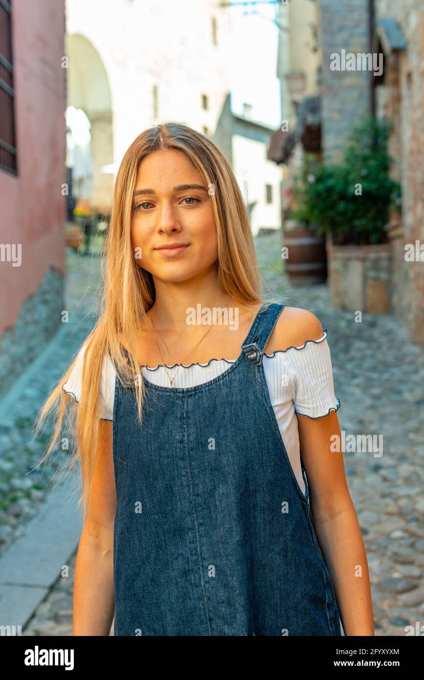 Una foto verticale di una giovane ragazza italiana in città Foto stock -  Alamy