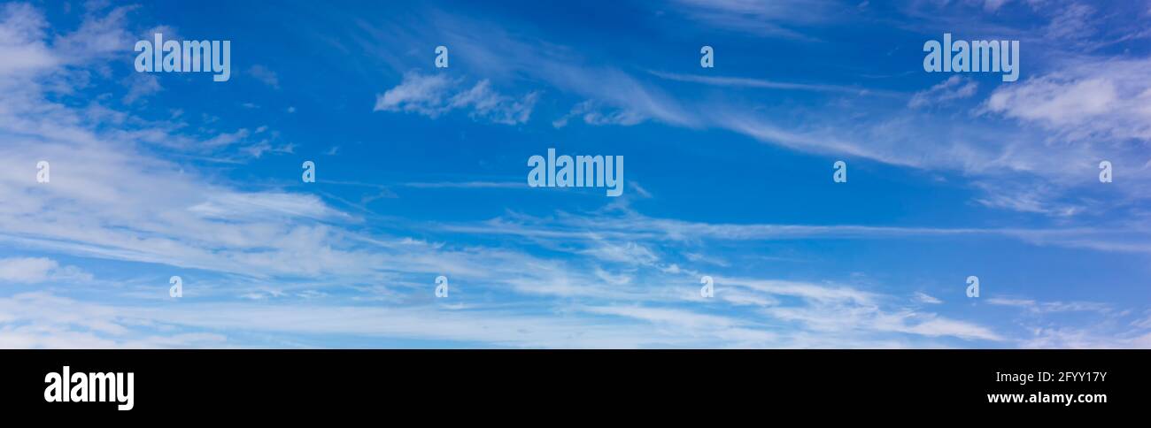 Panorama del cielo blu con nuvole bianche sfocate. Astrazione di un cielo limpido e senza nuvole Foto Stock