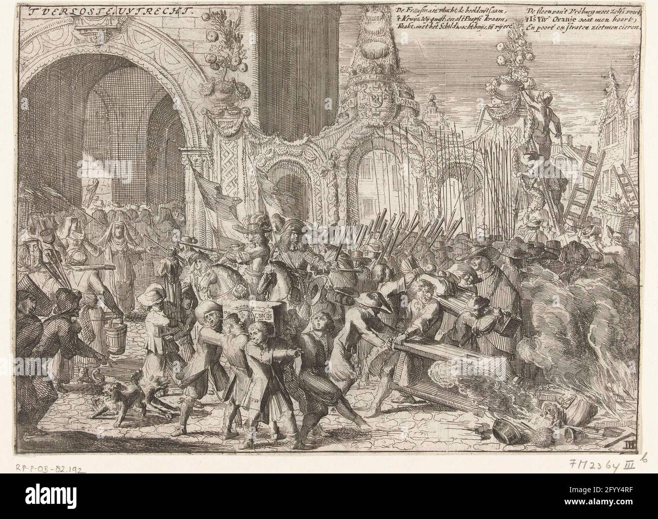 La partenza dei francesi da Utrecht nel novembre 1673; 't redenti uytrecht; serie di cinque stampe sugli eventi avvenuti a Utrecht nel periodo 1672-74 (ristampa di Schoonebeek); Uytrechts cambia incidente negli anni 1672, 73 e 74. La partenza dei francesi da Utrecht il 23 novembre 1673. In primo piano tutti gli attributi cattolici che sono stati rimossi dal Dom sono bruciati. A sinistra, le donne con scope e mop nella chiesa per ripulirla di nuovo. Sullo sfondo, si stabilirono archi trionfati per il Principe d'Orange. In alto a destra due versetti tremanti in olandese. Thir Foto Stock