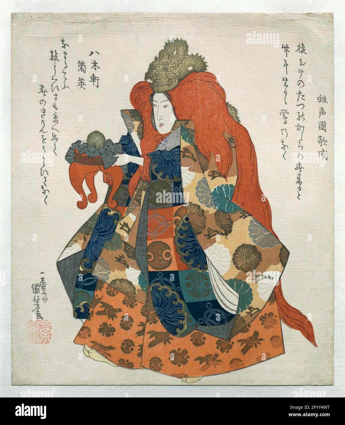 Donna con corona di draghi e tavola delle citazioni. Una donna con lunghi capelli rossi e una corona a forma di drago, ha una tavola di quotazione. Il suo over-kimono ha un modello di crisantemi stilizzati e gioielli. Presenta una delle figlie del re drago, con uno dei 'gioielli marea' nelle sue mani. Con due poesie. Foto Stock