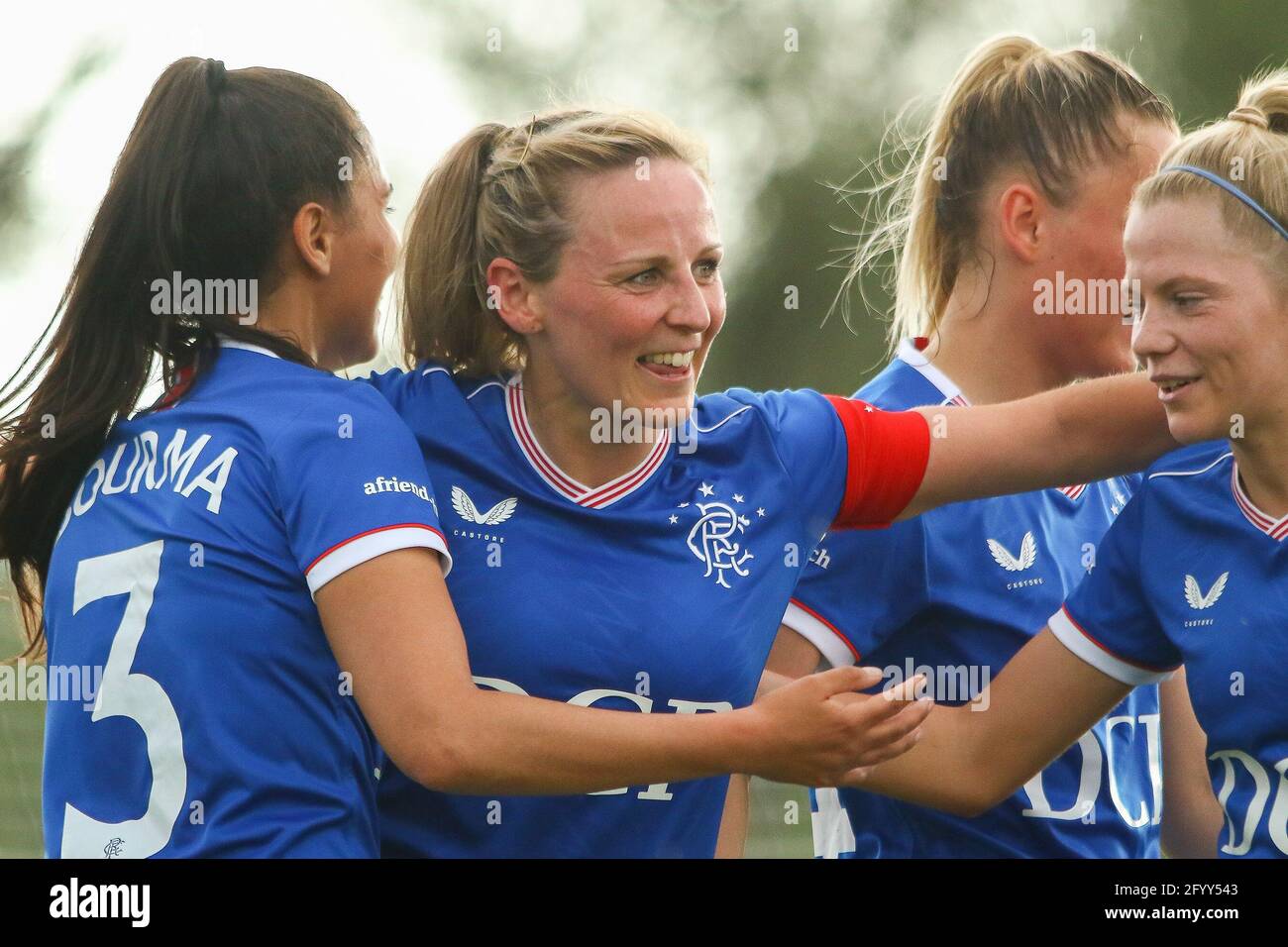 Milngavie, West Dunbartonshire, Regno Unito. 30 maggio 2021. OBIETTIVO! L'uscente Clare Gemmell (n. 17) del Rangers Women FC celebra la sua ultima partita in casa per il club con un obiettivo durante la Scottish Building Society Scottish Women's Premier League 1 Fixture Rangers FC vs Motherwell FC, Rangers FC Training Complex, Milngavie, West Dunbartonshire, 30/05/2021. | Credit Alamy Live News Foto Stock
