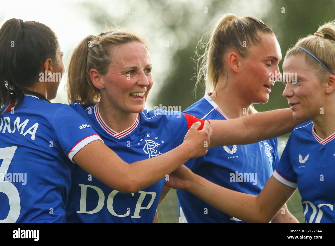 Milngavie, West Dunbartonshire, Regno Unito. 30 maggio 2021. OBIETTIVO! L'uscente Clare Gemmell (n. 17) del Rangers Women FC celebra la sua ultima partita in casa per il club con un obiettivo durante la Scottish Building Society Scottish Women's Premier League 1 Fixture Rangers FC vs Motherwell FC, Rangers FC Training Complex, Milngavie, West Dunbartonshire, 30/05/2021. | Credit Alamy Live News Foto Stock