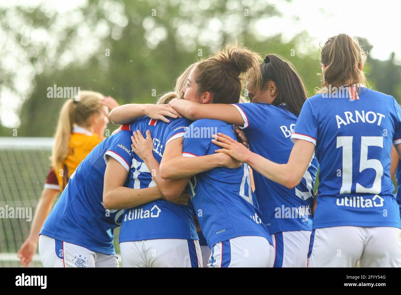 Milngavie, West Dunbartonshire, Regno Unito. 30 maggio 2021. OBIETTIVO! L'uscente Clare Gemmell (n. 17) del Rangers Women FC celebra la sua ultima partita in casa per il club con un obiettivo durante la Scottish Building Society Scottish Women's Premier League 1 Fixture Rangers FC vs Motherwell FC, Rangers FC Training Complex, Milngavie, West Dunbartonshire, 30/05/2021. | Credit Alamy Live News Foto Stock