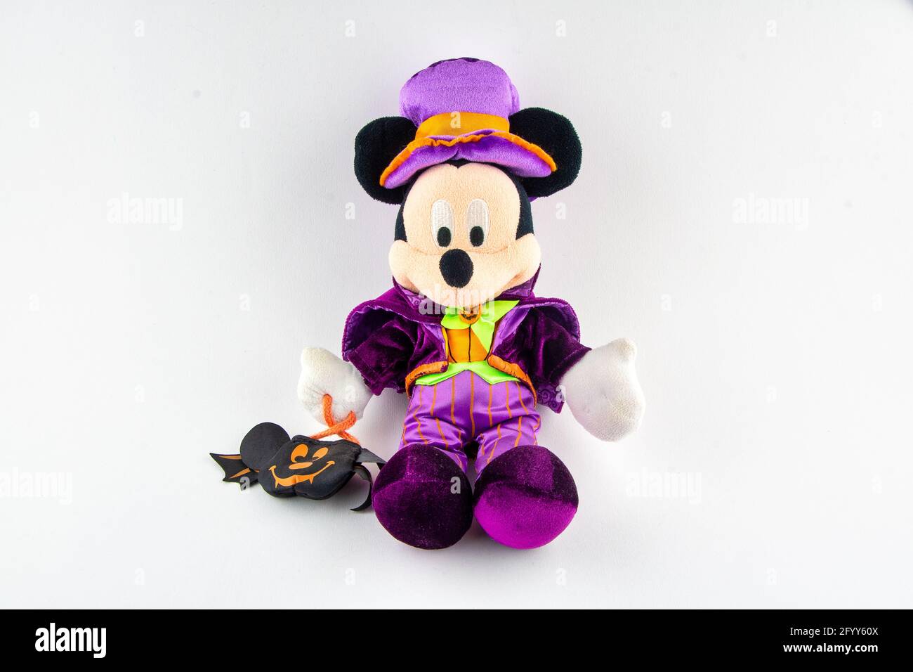 CHESTER, REGNO UNITO - 8 MAGGIO 2021: Topolino peluche giocattolo in un costume di Halloween Foto Stock