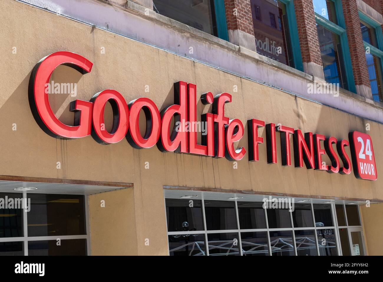 Ottawa, Canada - 23 maggio 2021: Cartello GoodLife sull'ingresso dell'edificio, famoso centro fitness Foto Stock