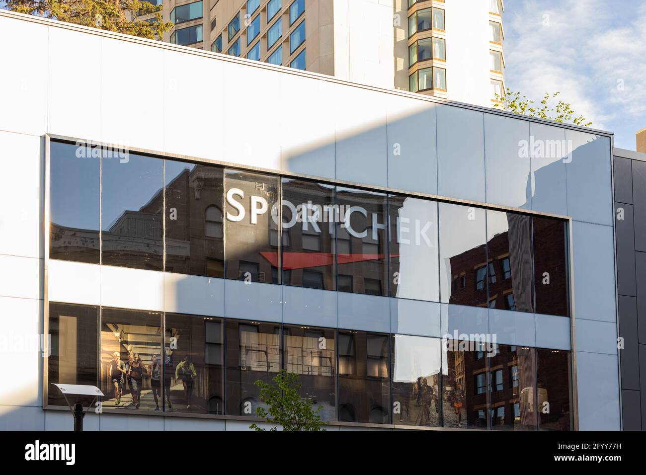 Ottawa, Canada - 23 maggio 2021: Negozio SportChek nel centro della città in una giornata di sole. Sport Chek è un grande rivenditore canadese di abbigliamento sportivo An Foto Stock