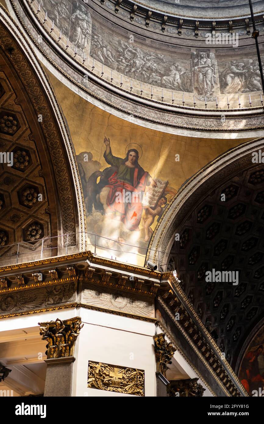 Cattedrale di Kazan. L'interno del tempio. Decorazioni interne, affreschi e dipinti alle pareti. La Chiesa Ortodossa Russa. Foto Stock
