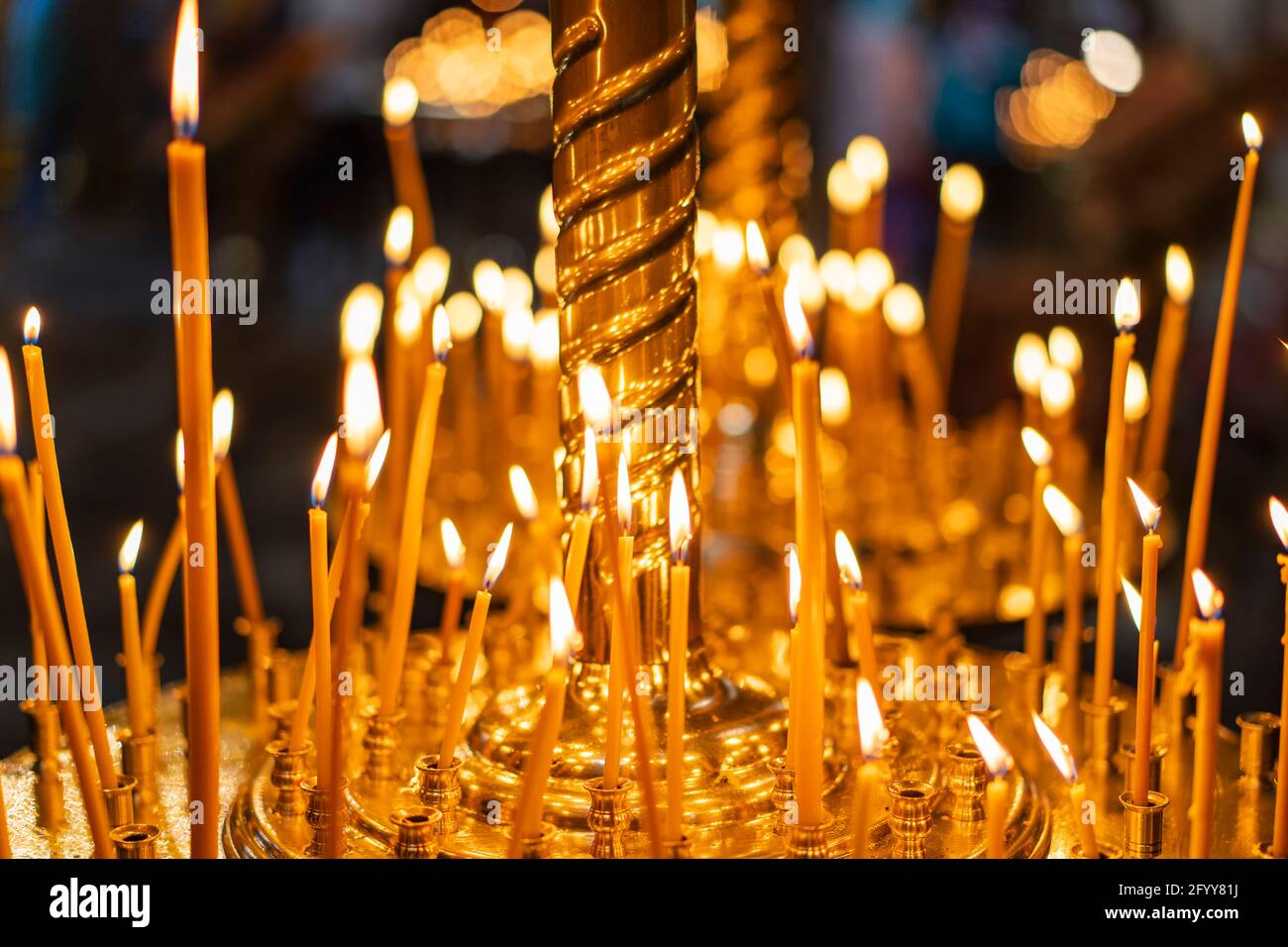 Candele della Chiesa. Bruciare candele su un candelabro in una chiesa  ortodossa. Un rituale religioso Foto stock - Alamy
