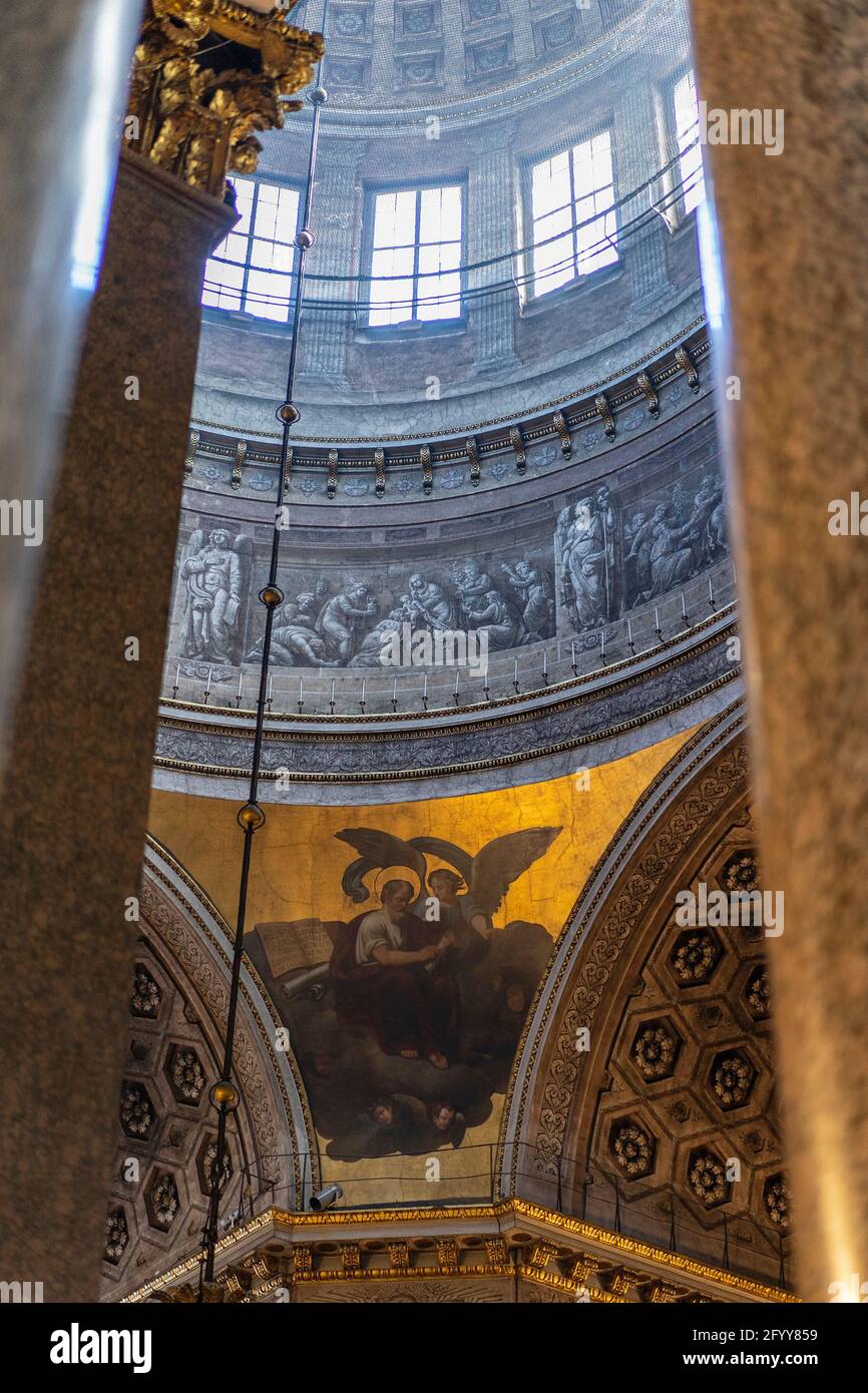 Cattedrale di Kazan. L'interno del tempio. Decorazioni interne, affreschi e dipinti alle pareti. La Chiesa Ortodossa Russa. Foto Stock