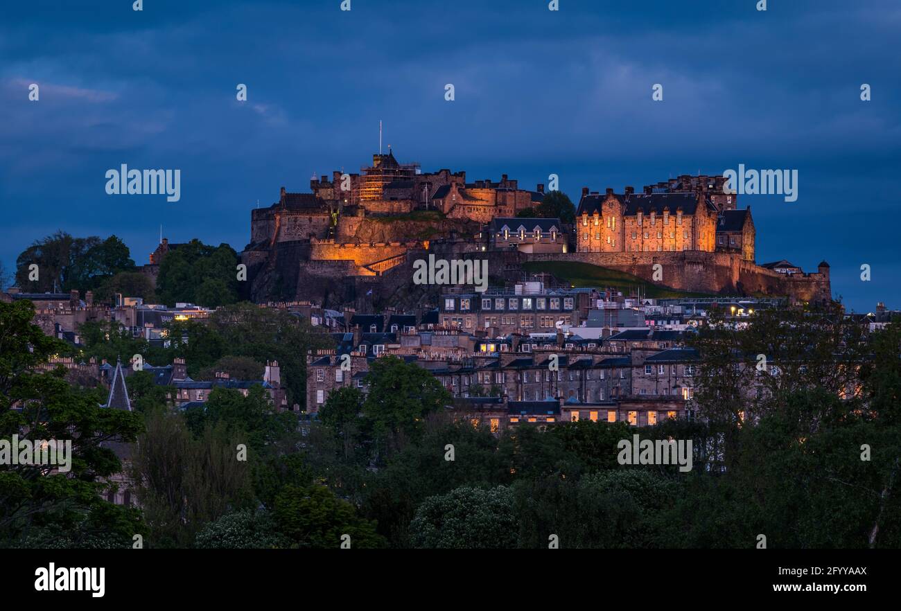 Lo skyline della capitale con il caratteristico Castello di Edimburgo illuminato al crepuscolo, Edimburgo, Scozia, Regno Unito Foto Stock