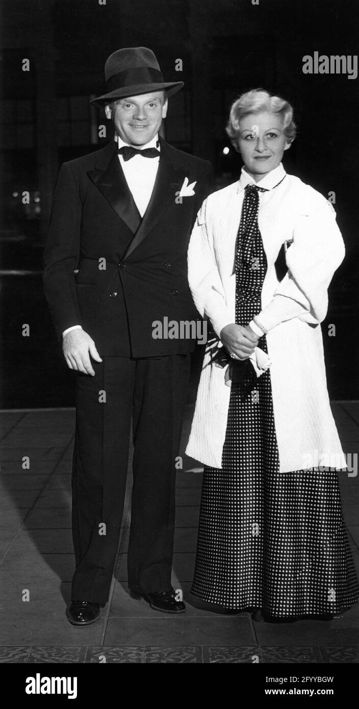 JAMES CAGNEY e sua moglie BILLIE / FRANCES CAGNEY candid Al West Coast Premiere del palco MUSICA musicale IN ARIA con musica di Jerome Kern e testi Di Oscar Hammerstein II al Teatro Belasco di Los Angeles il 15 giugno 1933 Foto Stock