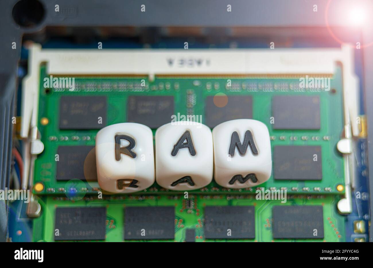 Concetto di RAM del laptop, l'iscrizione RAM si trova sul chip RAM del laptop Foto Stock