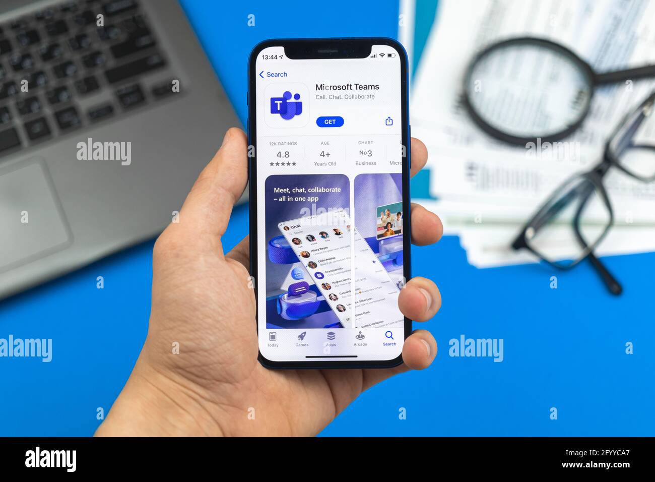 Kharkov, Ucraina - 28 maggio 2021: Uomo scarica la foto dell'app Microsoft Teams Foto Stock