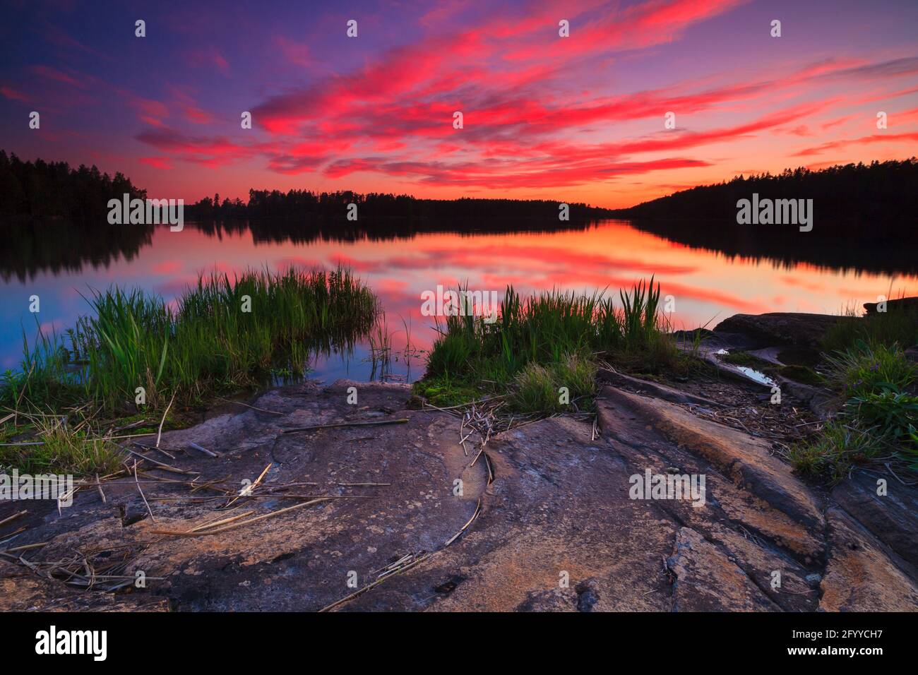 Colorati cieli estivi serali a Minatangen nel lago Vansjø, Østfold, Norvegia, Scandinavia. Foto Stock