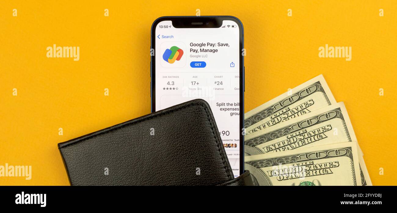 Kharkov, Ucraina - 28 maggio 2021: Google Pay sullo schermo di Apple iPhone 12 mini Foto Stock