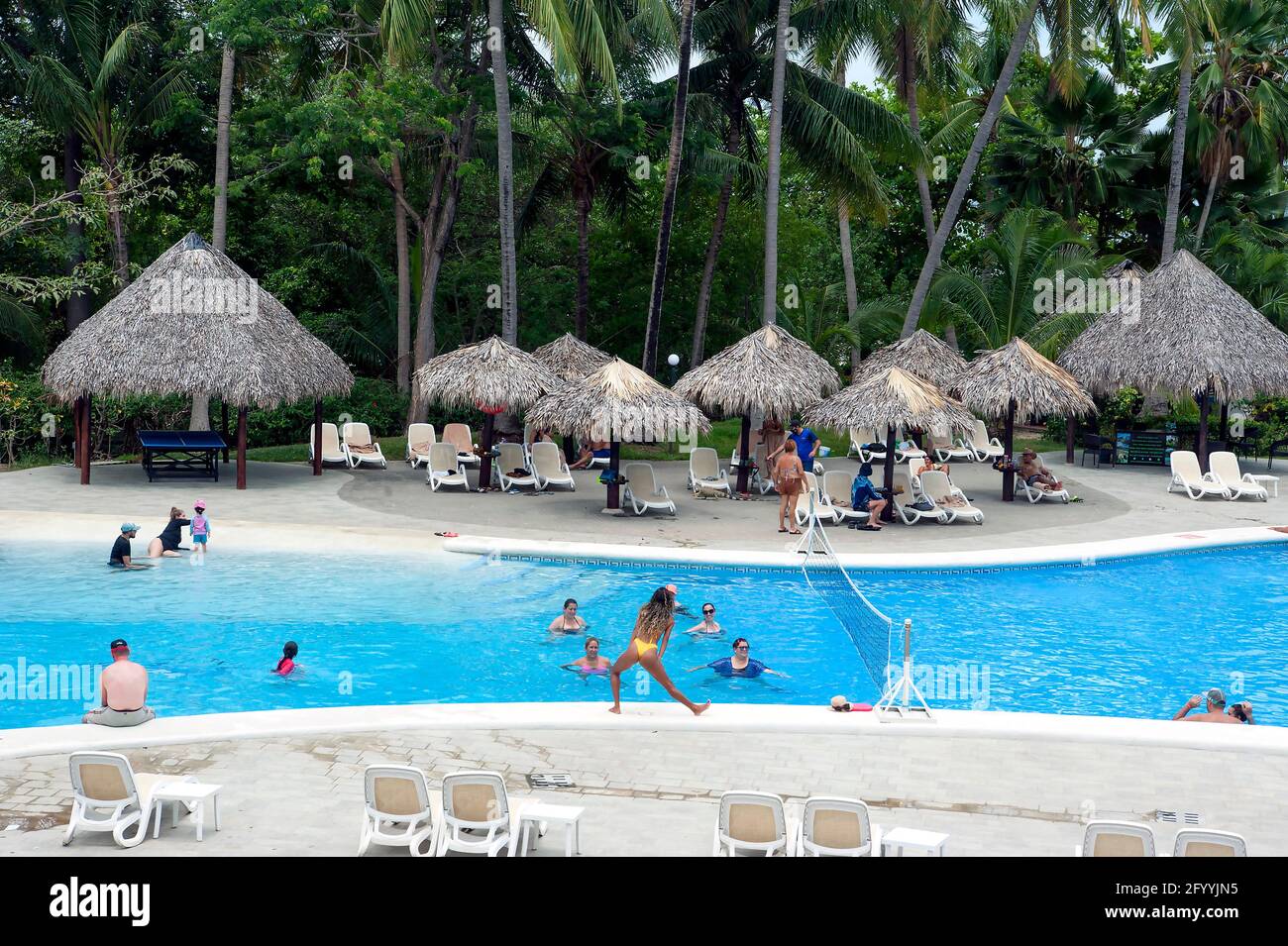 Piscina dell'hotel resort con istruttore di aerobica in acqua a Tamarindo, Costa Rica in America Centrale. Foto Stock