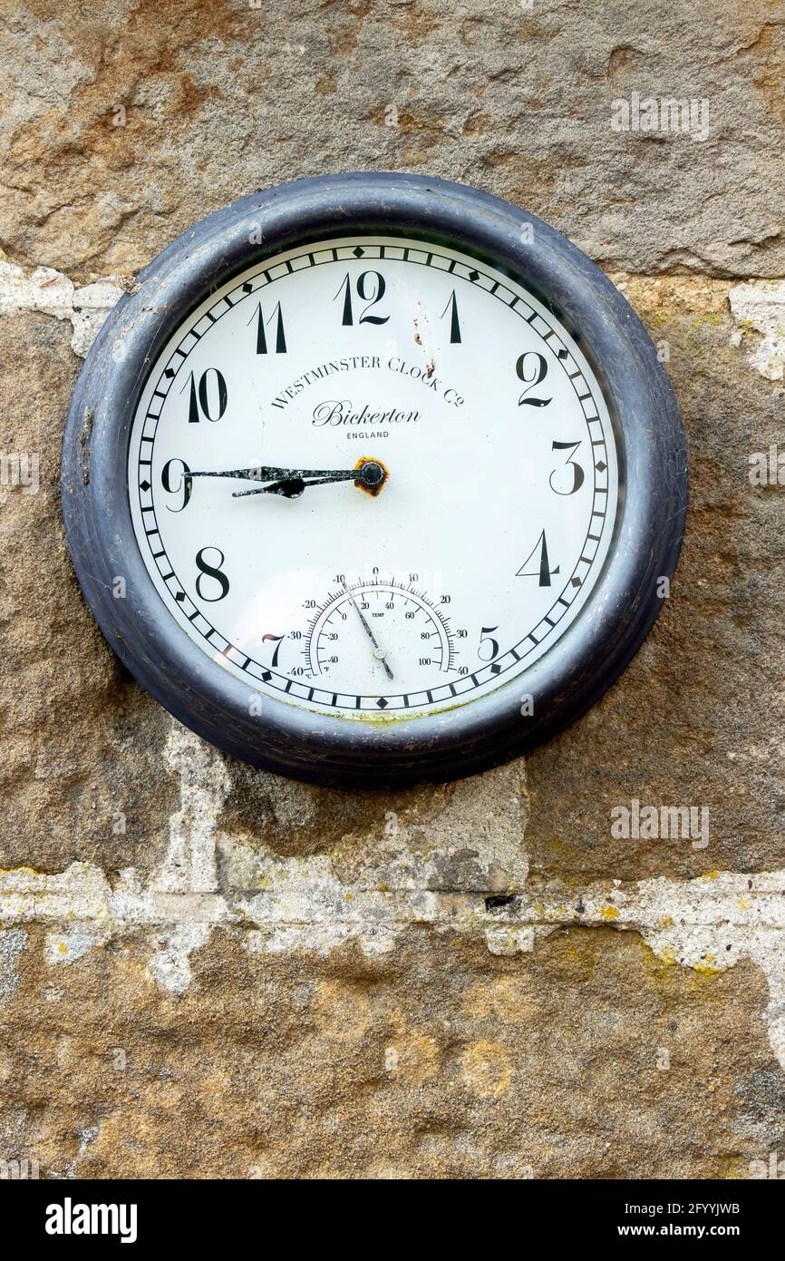 Vecchio orologio su muro di pietra cottage esterno a St Oswalds Fattoria Vallo di Adriano Northumberland Foto Stock