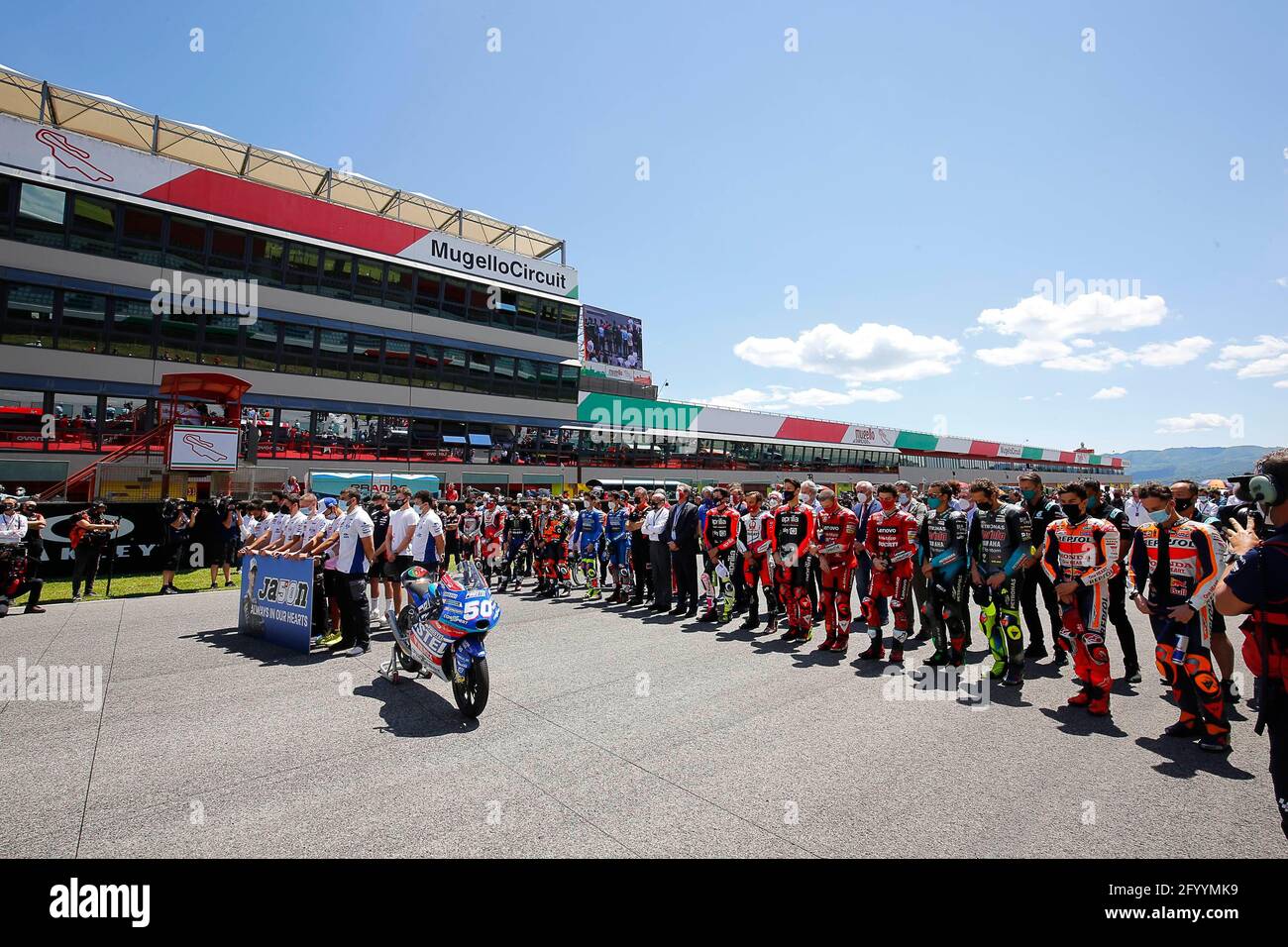 Mugello, Italia. 30 maggio 2021. Gare al Gran Premio d'Italia del MotoGP Oakley sul circuito del Mugello, Francia 30 maggio 2021 in foto: Prima della gara del MotoGP™ al Mugello, la griglia ha osservato un minuto di silenzio in memoria del pilota della Moto3 Jason Ducasquier Carreras del Gran Premio Oakley de MotoGP de Italia en el circuito de Mugello, Francia 30 de Mayo de 2021 POOL/ MotoGP.com/Cordon Press Images™ esclusivamente per uso editoriale. Credito obbligatorio: © motogp.com credito: CORDON PRESS/Alamy Live News Foto Stock