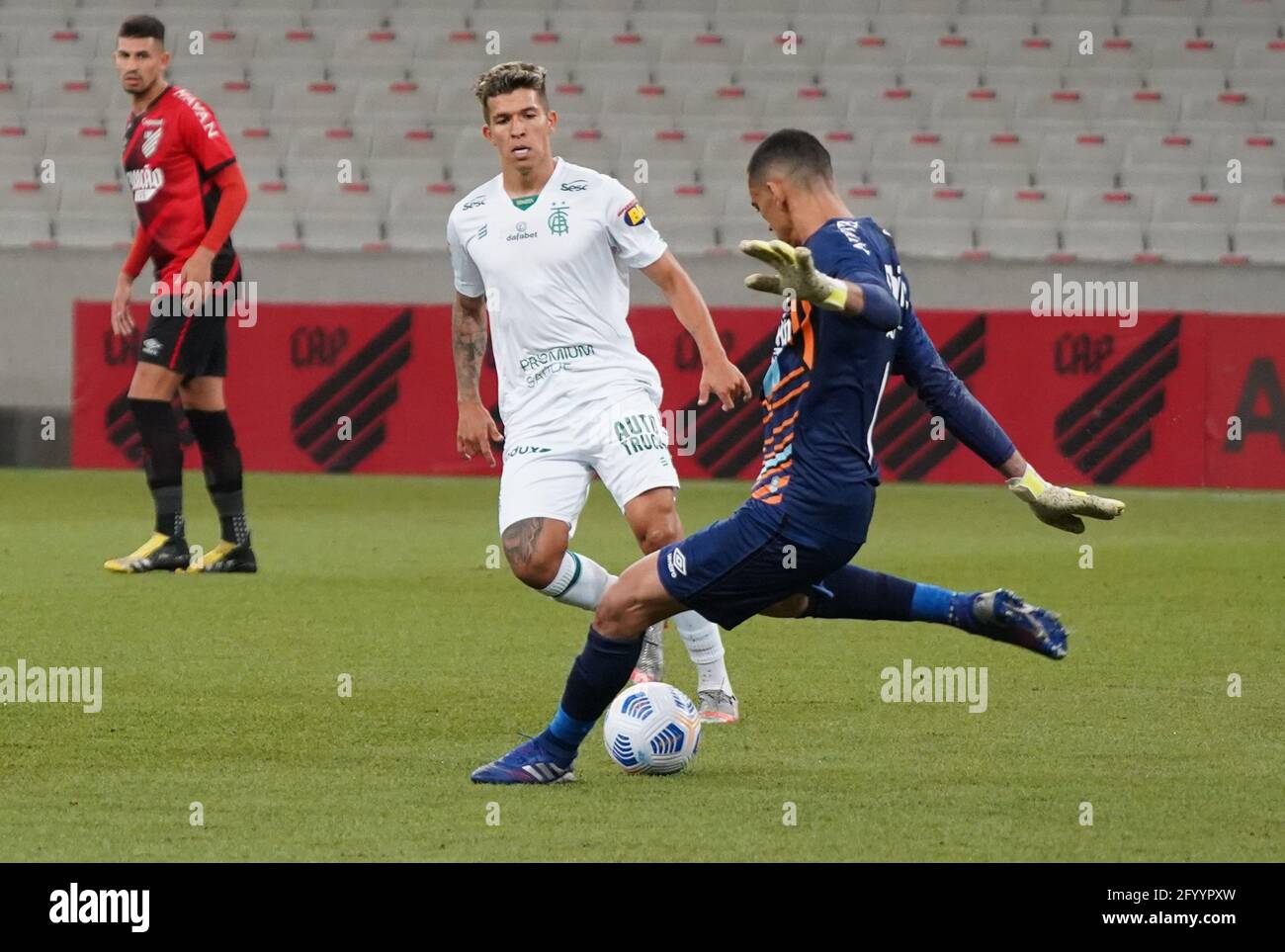 Curitiba, Brasile. 30 maggio 2021. Portiere Santos sotto pressione di Bruno Nazario durante la partita Athletico x América MG tenutasi alla Estádio Arena da Baixada di Curitiba, PR. Credit: Carlos Pereyra/FotoArena/Alamy Live News Foto Stock