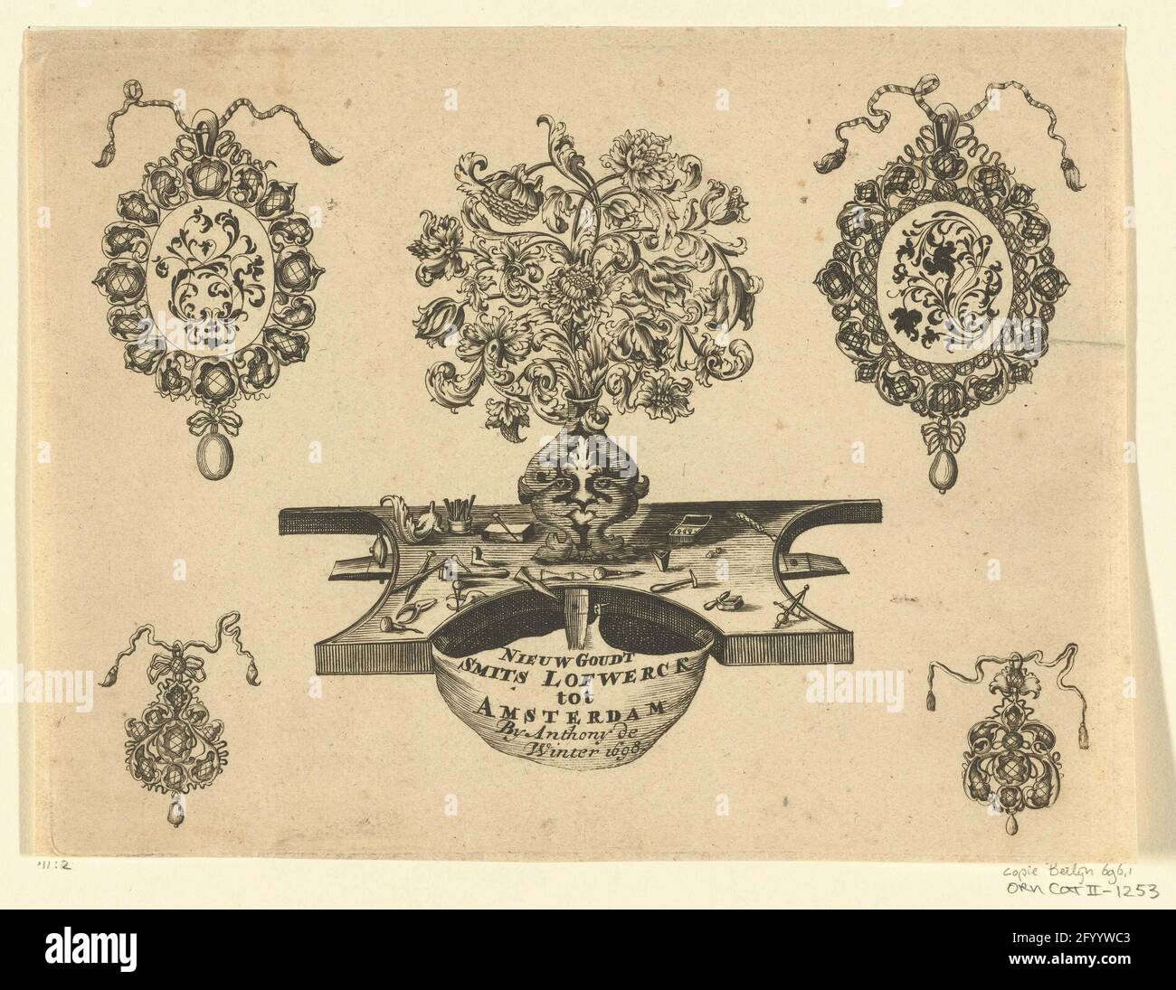 Pagina del titolo: New Goudt Smits Lofwerck; New Goudt Smits Lofwerck. Vaso con fiori su un tavolo con orafi. Sia a sinistra che in alto a destra è visibile un pendente ovale, a sinistra e in basso a destra un piccolo pendente. Pagina del titolo dalla serie di 6 (possibilmente 8) fogli con disegni per orafi con figure di zattera a foglia. Foto Stock