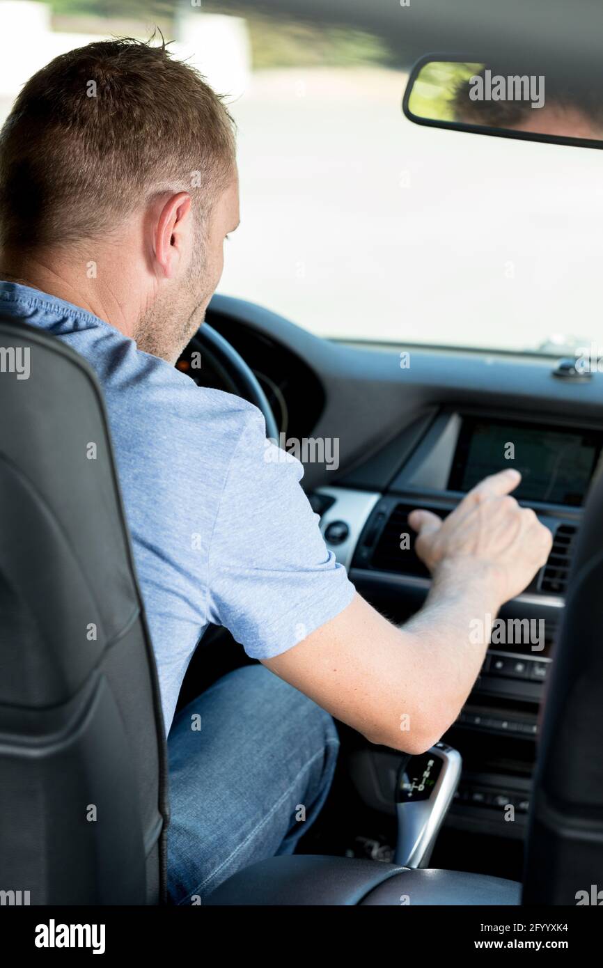 driver maschile in un'auto moderna Foto Stock