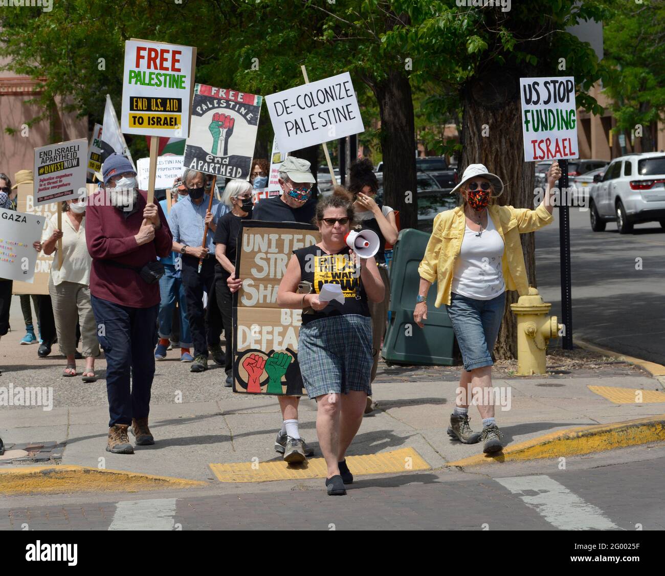 Attivisti solidali con i palestinesi e critici nei confronti di Israele e del governo degli Stati Uniti manifestano a Santa Fe, New Mexico. Foto Stock