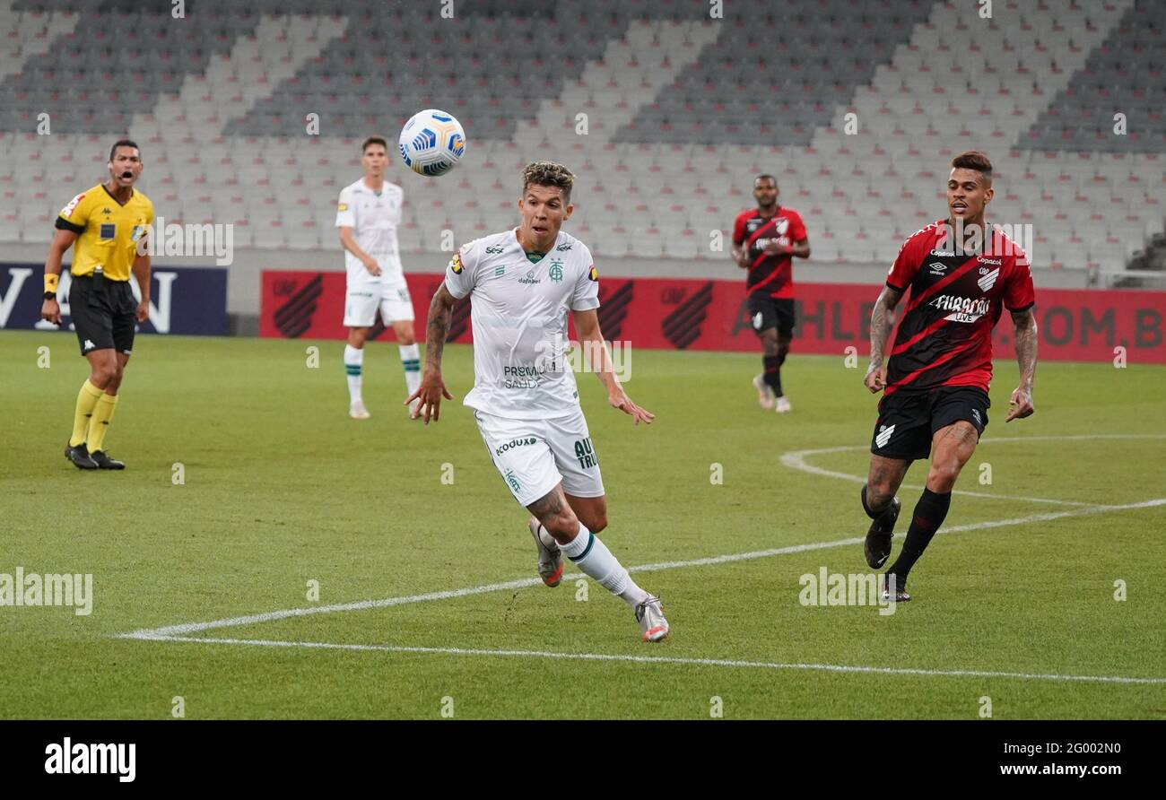 Curitiba, Brasile. 30 maggio 2021. Bruno Nazario ha segnato la distanza di Richard durante la partita Athletico x América MG tenutasi alla Estádio Arena da Baixada di Curitiba, PR. Credit: Carlos Pereyra/FotoArena/Alamy Live News Foto Stock