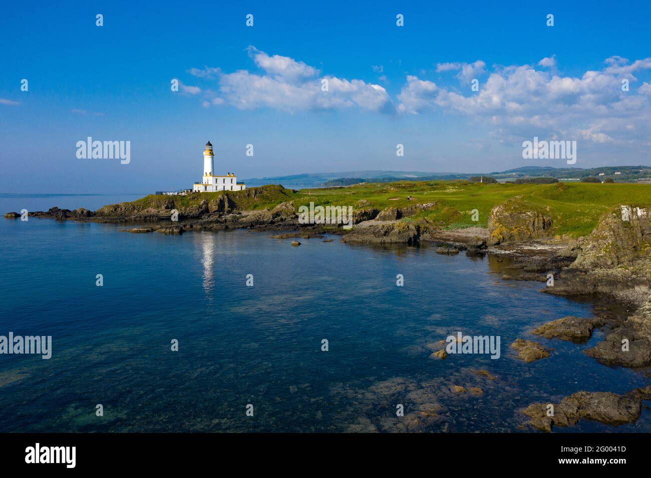 Turnberry, Scozia, Regno Unito. 30 maggio 2021. NELLA FOTO: Vista fotografica del drone del Trump Turnberry Golf Resort sotto il caldo sole del pomeriggio. Sono state abolite le restrizioni che consentono all'hotel di riaprirsi consentendo ai turisti di entrare e giocare una partita a golf. L’ex presidente degli Stati Uniti Donald Trump doveva l’hotel e il resort per il golf, che passò al figlio Eric Trump quando suo padre si insediò nella Casa Bianca. PIC Credit: Colin Fisher/Alamy Live News Foto Stock