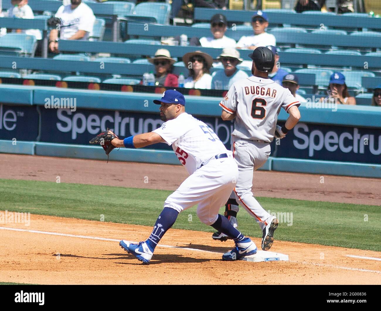 30 maggio 2021: Los Angeles Dodgers contro i San Francisco Giants al Dodger Stadium di Los Angeles, California, domenica 30 maggio 2021. Albert Pujols dei Los Angeles Dodgers ottiene Steven Duggar dei SF Giants fuori sulla prima base. Credit: Phillip Kim/Prensa Internacional/ZUMA Wire/Alamy Live News Foto Stock