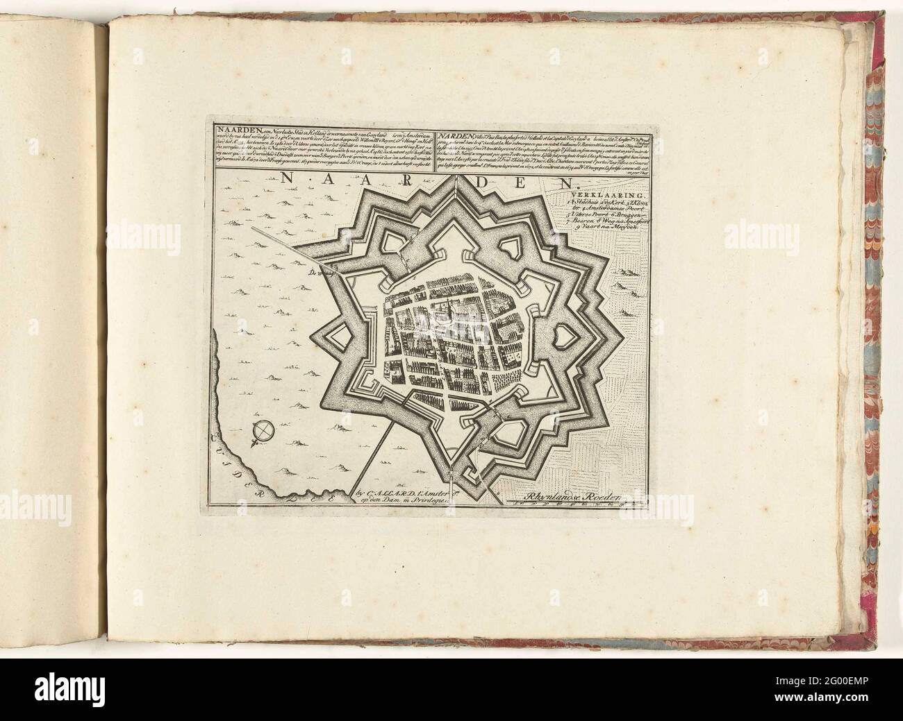 Mappa di Naarden, ca. 1701-1713; Naarden, una città olandese in Olanda (...); Les princippales Forterses & Villes Fortes, D'Espagne, De France, D'Italie, i Savoia, D'Allemagne & des Païs-Bas (...) / immagini sittinguriali delle principali città forti e fortezze di Spanjen, Vrankryk, Italien, Savoy, Duytsland e Nederlanden (...). Mappa della città olandese di Naarden. Parte della serie aggregata di 49 piatti di rinomate città forti e fortezze nella guerra di successione spagnola, ca. 1701-1713. Con i titoli in olandese e francese. Foto Stock