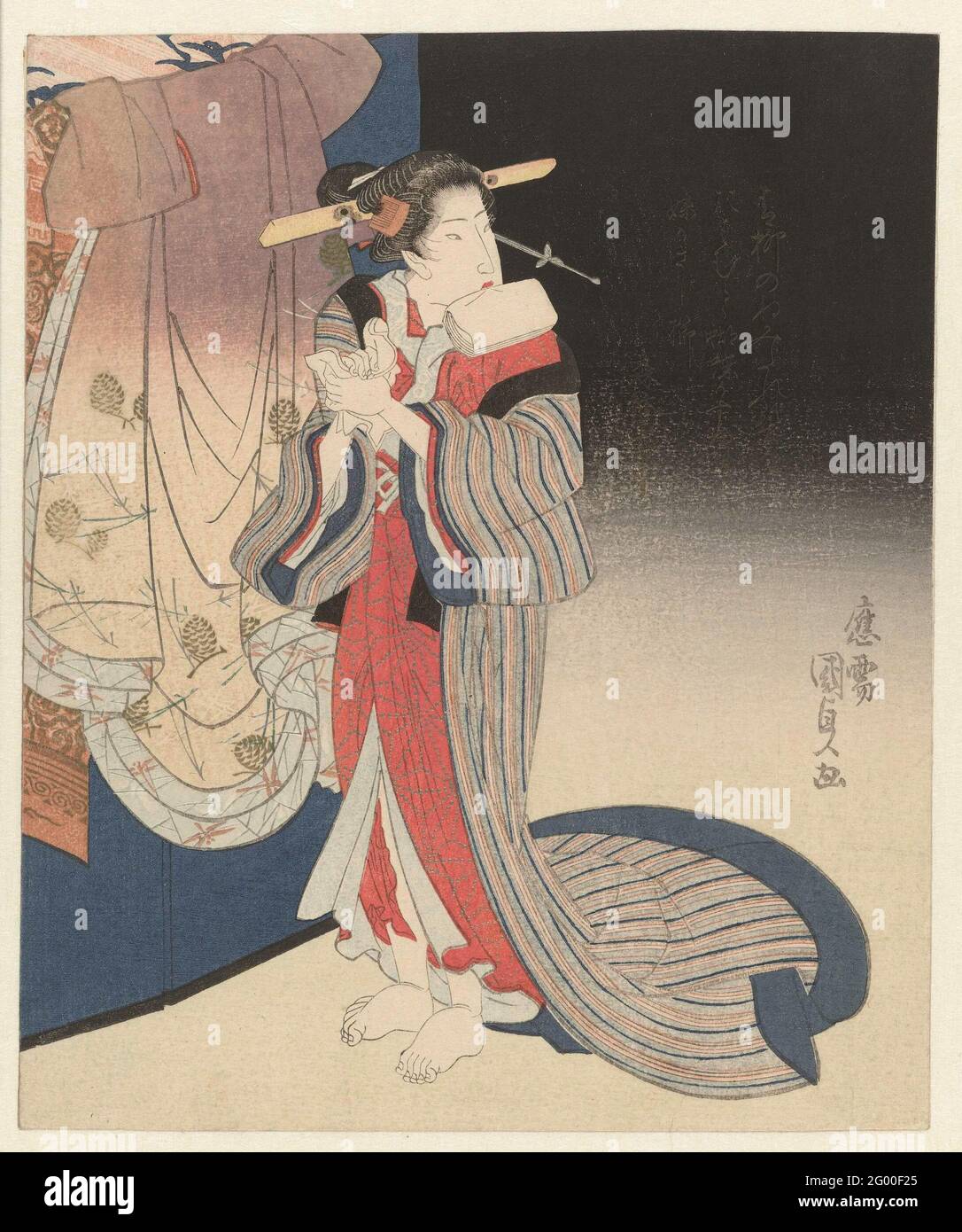Courtisane si prepara per la notte. Una Courtisane asciuga le mani, dietro di lei pende un kimono decorato con aghi di pino e libellule. Con una poesia. Foto Stock