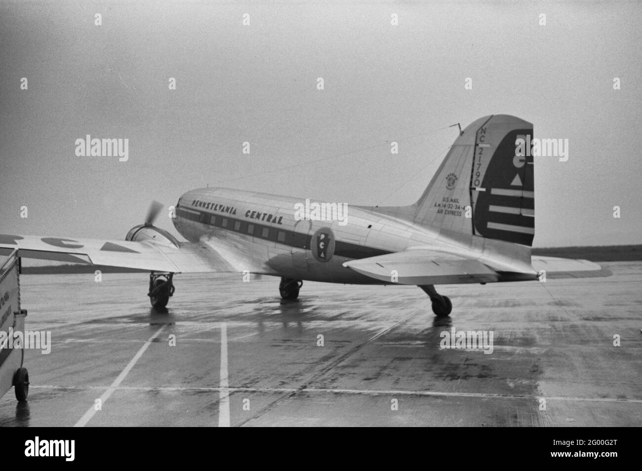 Un aereo sul campo dell'aeroporto municipale di Washington, DC, luglio 1941 Foto Stock