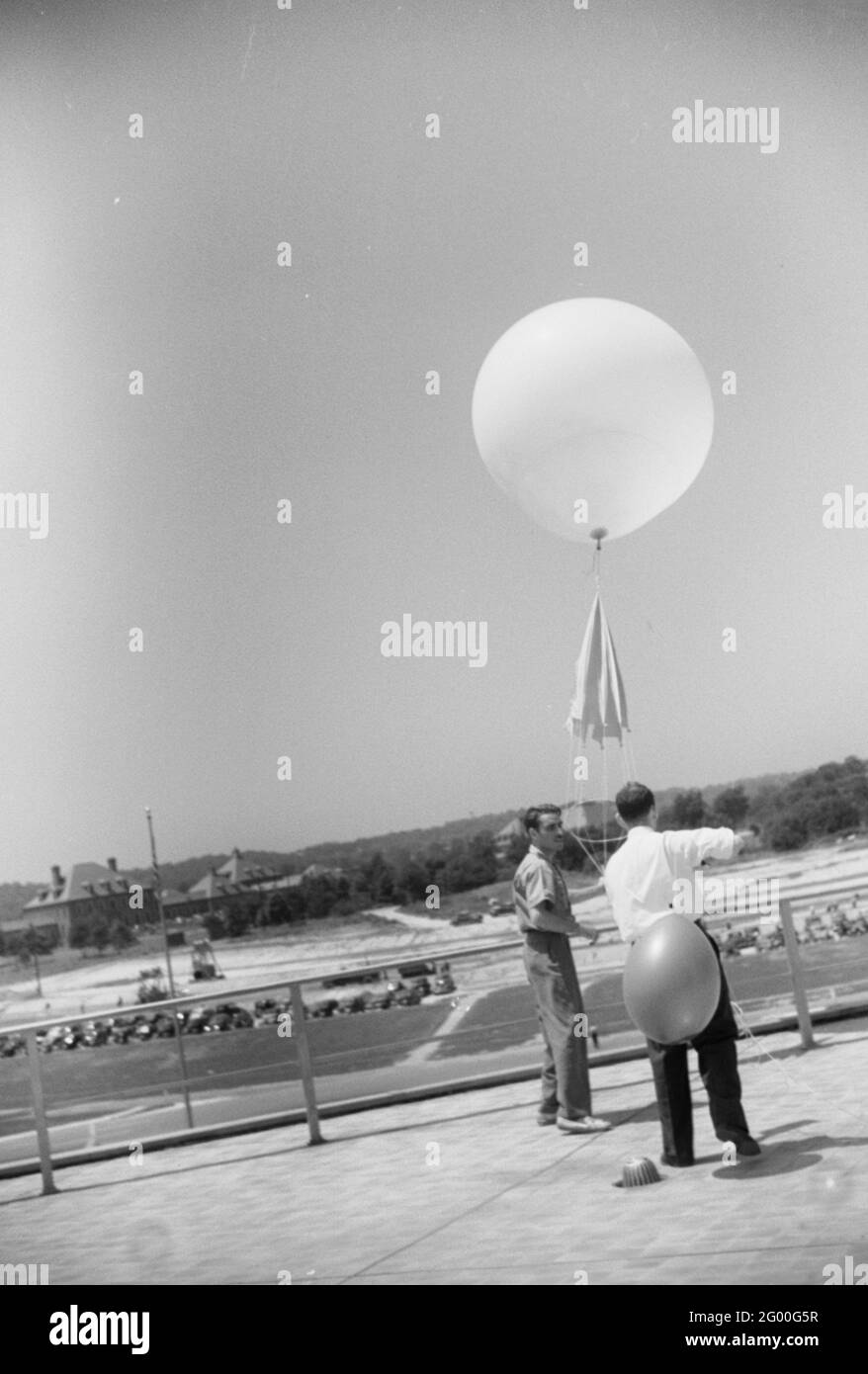 Preparazione per l'invio della mongolfiera all'ufficio meteo dell'aeroporto municipale di Washington, DC, luglio 1941 Foto Stock