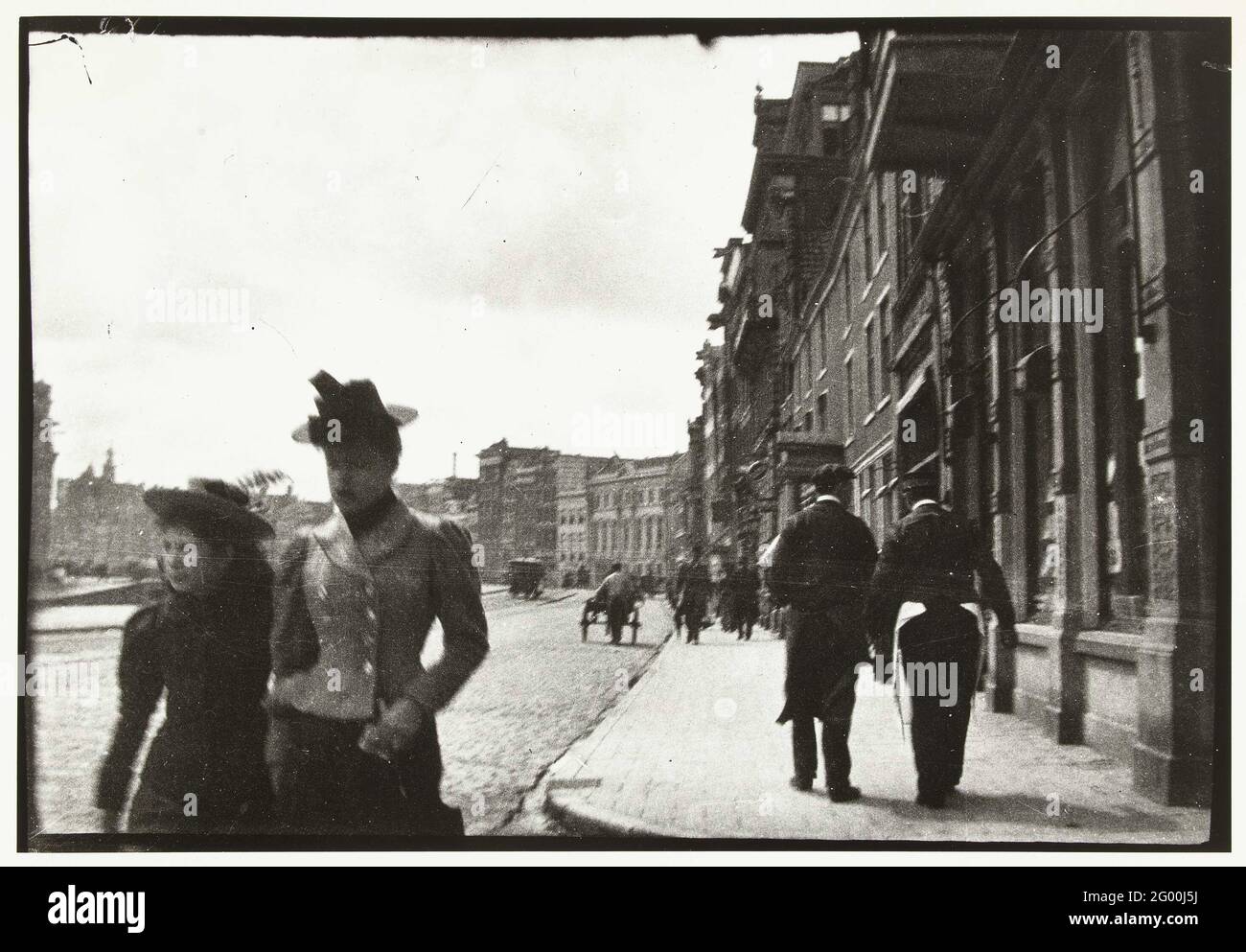 Street faccia del Rokin ad Amsterdam. Escursionisti e traffico sul Rokin. Foto Stock