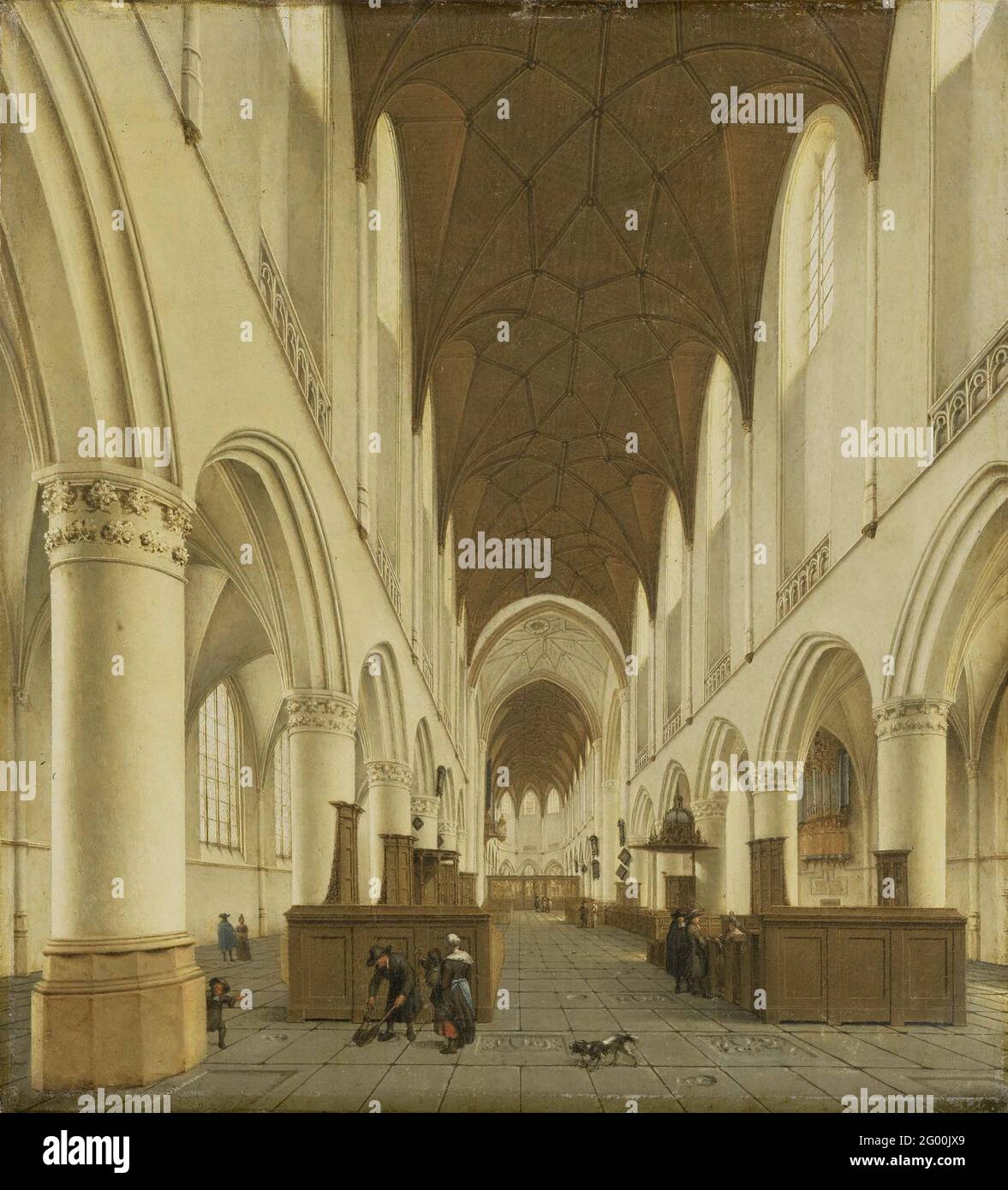 L'interno della chiesa di San Bavo a Haarlem. L'interno del Sint Bavokerk a Haarlem. Chiesa interiore con un volto attraverso la mezza al coro. Su entrambi i lati delle panchine della chiesa, ha lasciato un uomo salviette con scopa. In primo piano un cane che abbaia. Foto Stock