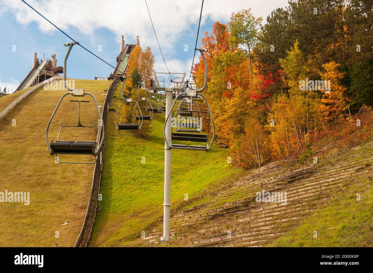 Vista autunnale del salto da sci dal fondo, lago Placid, Adirondack montagne, New York, Stati Uniti, Nel mese di ottobre 2009. Foto Stock