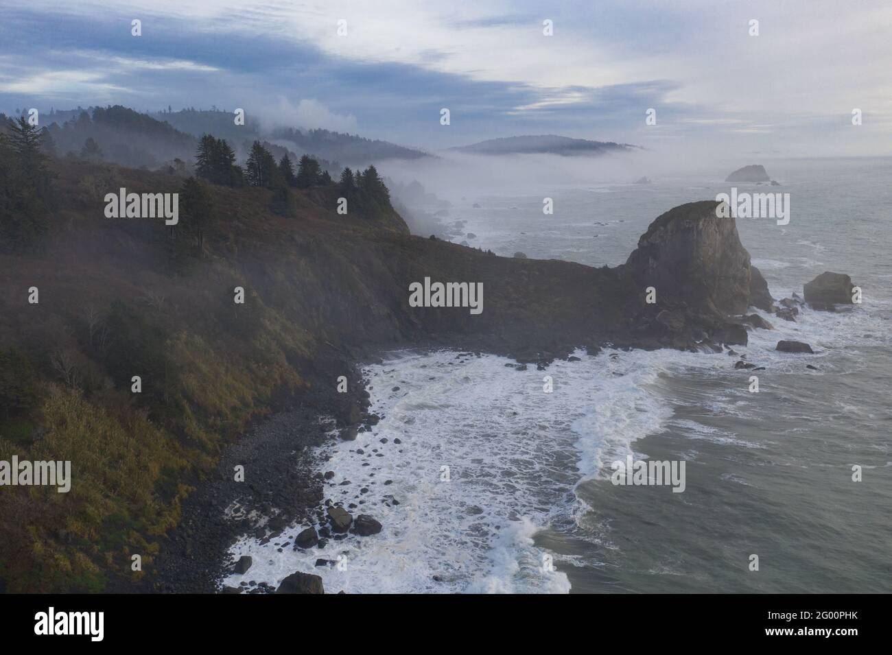 L'Oceano Pacifico si schianta contro la costa frastagliata della California settentrionale vicino a Klamath. Questa splendida regione è conosciuta per il suo paesaggio naturale. Foto Stock