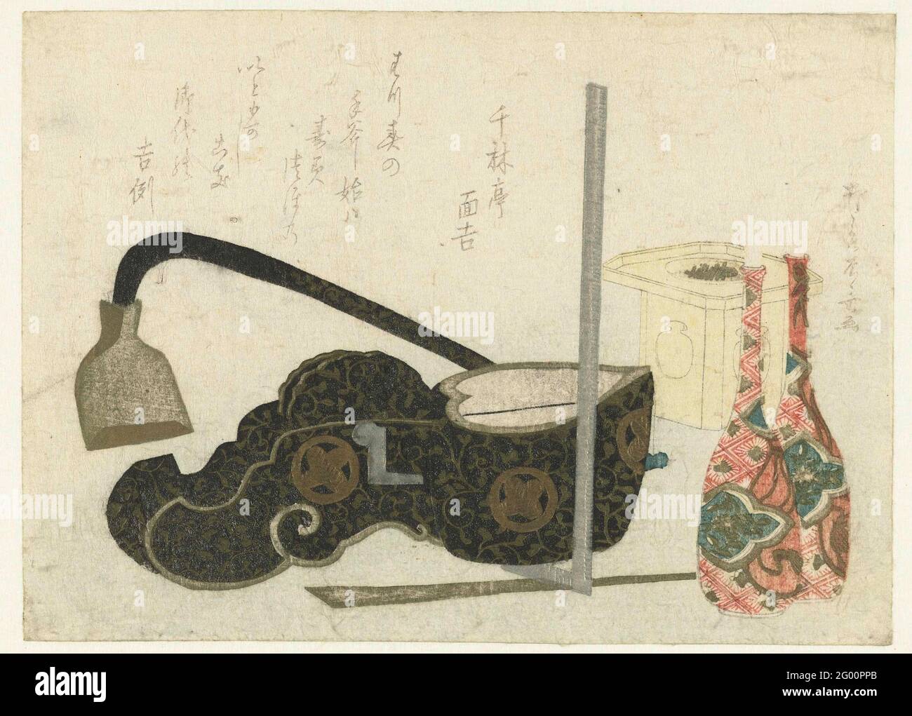 Bottiglie sake e utensili in legno. Una vita still di bottiglie di sake e attrezzi di falegname tra gli altri da lacca nera. Questi oggetti rituali sono stati probabilmente utilizzati in una cerimonia prima di lavori di costruzione. Il cliente di questa stampa visse a Mokuzaichôgashi (Houtstraat). Con una poesia. Foto Stock