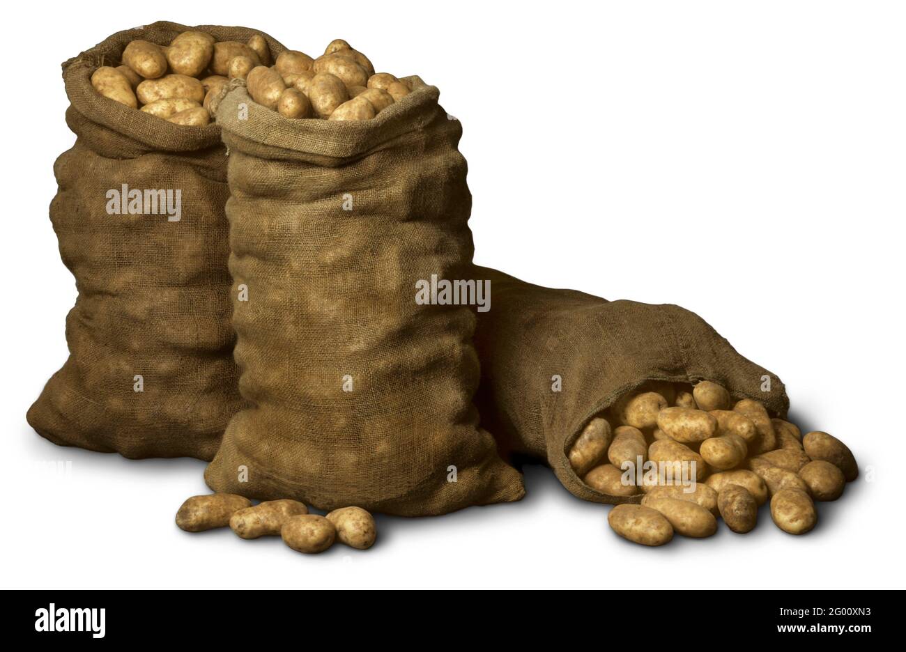 Tre sacchetti di patate Burlap isobati su sfondo bianco Foto Stock