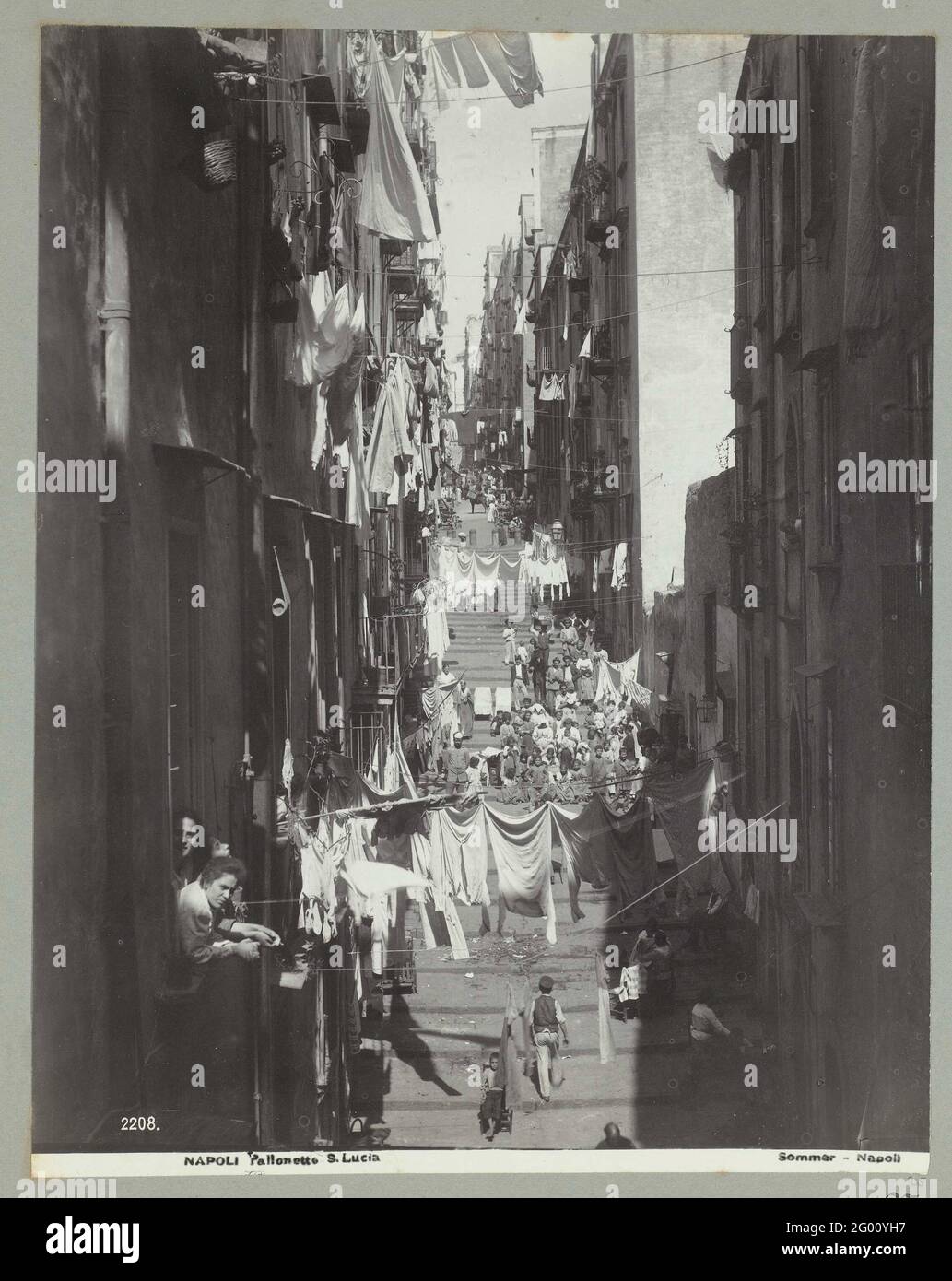 2208 Napoli Pallonetto S. Lucia; Napoli. Una facciata di strada a Napoli con asciugarsi all'esterno e giocare sulla strada. Foto Stock