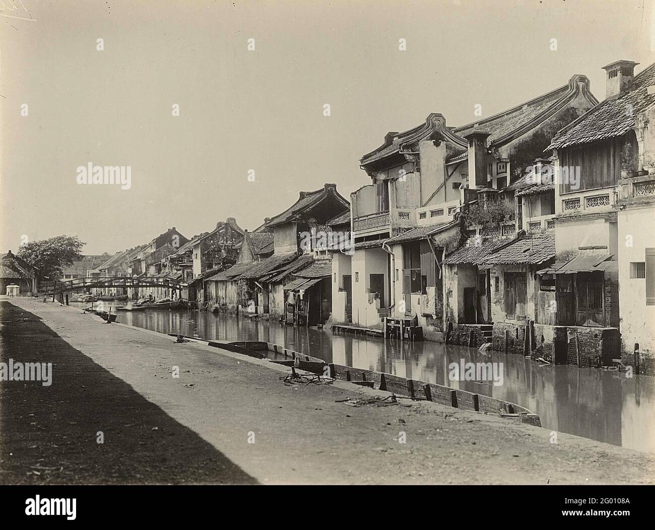 Edifici olandesi a Batavia. Una delle sei foto (in bianco e nero) degli edifici olandesi e del quartiere cinese di Batavia (Giacarta), Indie orientali olandesi. Marchi; retro: Timbro: 'Chef del Servizio di Archeologia' e stemma dei Paesi Bassi. Nota: Vedere da NG-1009-A a F. Foto Stock