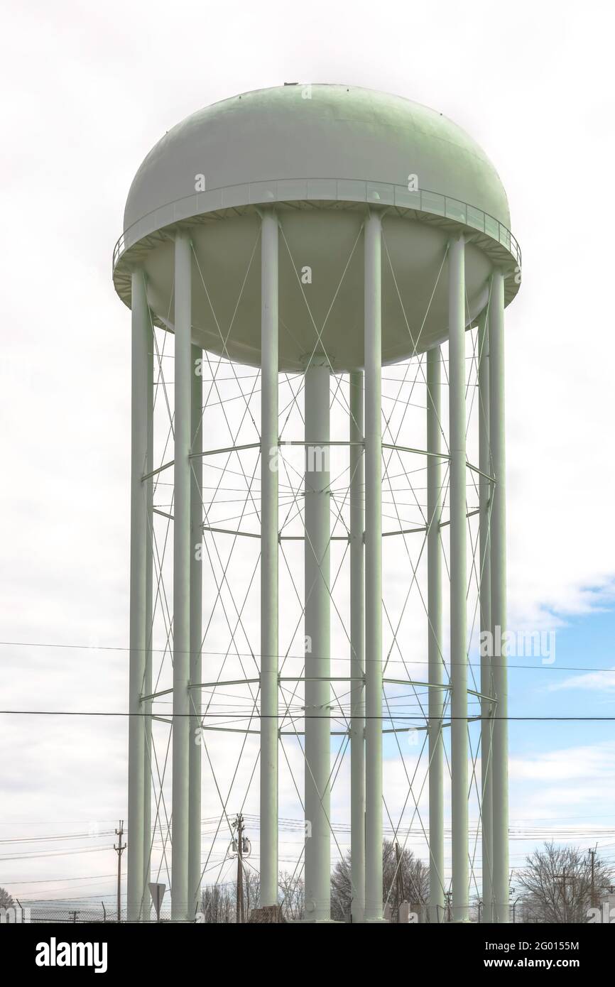 HICKORY, NC, USA-1 FEB 2019: Una torre d'acqua verde della città si erge contro un cielo prevalentemente sovrastato. Foto Stock