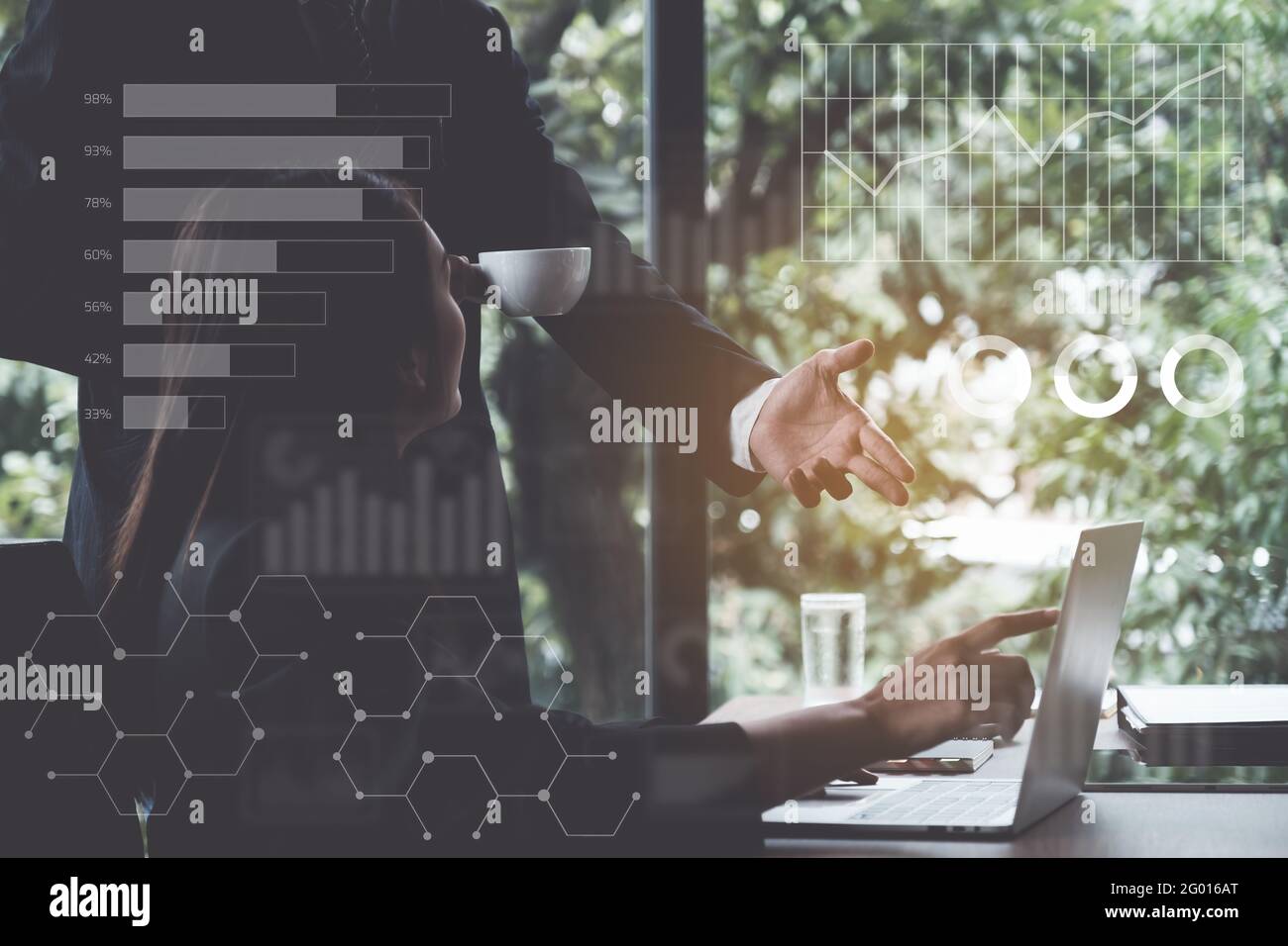 Fund Investor team analizzare il report del mercato azionario fare audit dashboard finanziario con business intelligence BI. Concetto FinTech. Foto Stock