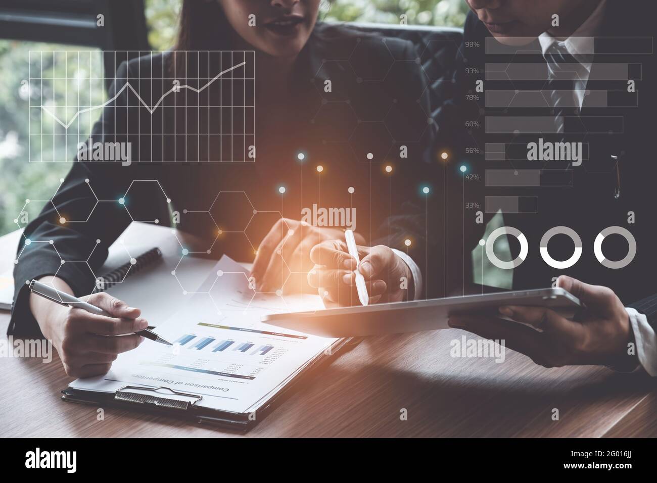 Fund Investor team analizzare il report del mercato azionario fare audit dashboard finanziario con business intelligence BI. Concetto FinTech. Foto Stock