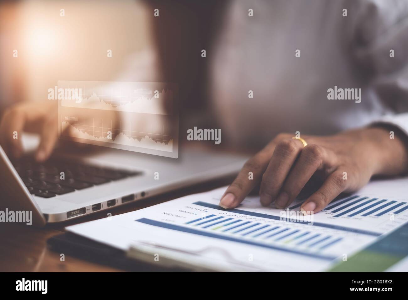 Fund Investor analisi del report del mercato azionario creazione di un dashboard finanziario di audit con Business Intelligence BI. Concetto FinTech. Foto Stock