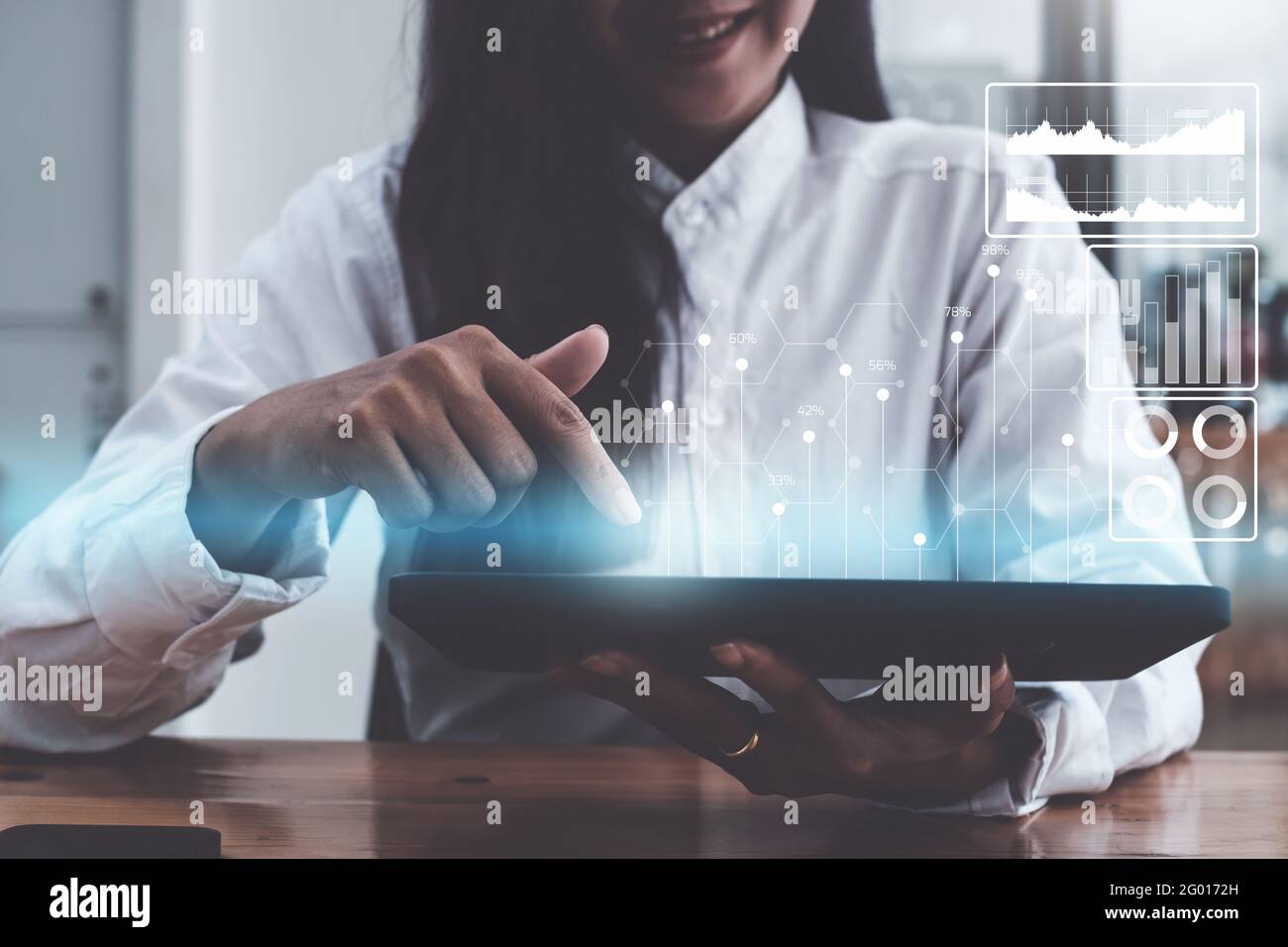 Fund Investor analisi del report del mercato azionario creazione di un dashboard finanziario di audit con Business Intelligence BI. Concetto FinTech. Foto Stock