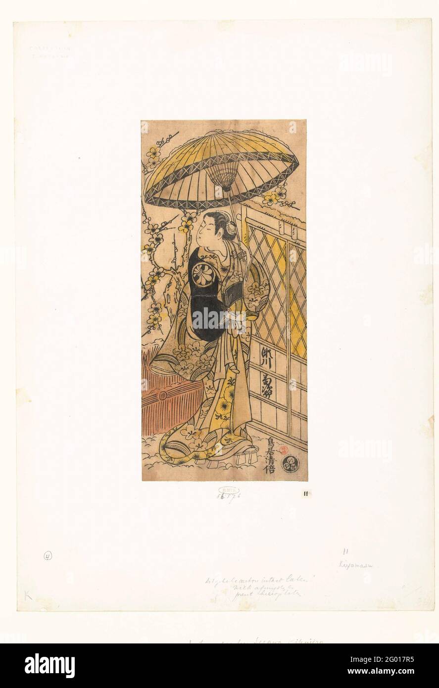 Attore Segawa Kikujiro nel ruolo di Senju No Mae. Attore nel ruolo della donna, ombrello nevoso nella mano sinistra, in piedi nella neve per porta di bambù, accanto alla fioritura dell'albero di prugna. Foto Stock