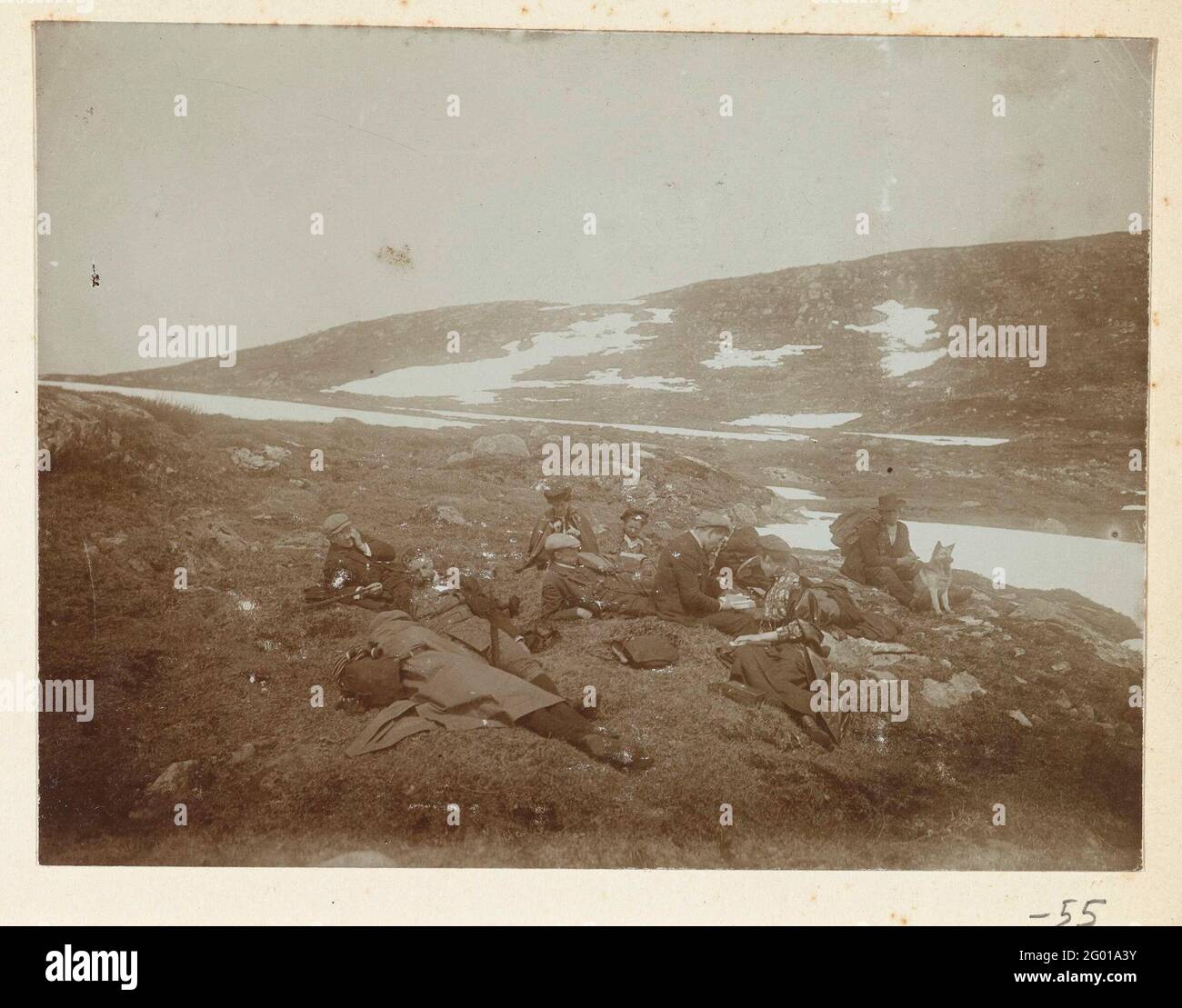 La tranquillità compagnia a piedi durante un viaggio attraverso le montagne, presumibilmente nel Harz. Il gruppo di viaggi con i membri delle famiglie Kessler e Heyning si calma durante la passeggiata in montagna, presumibilmente nel membro harz dell'album foto di Dolph Kessler con le registrazioni che ha fatto durante il suo soggiorno in Inghilterra e in un viaggio mondiale che ha come segretario di Henri Deterding (Direttore del Royal Oil) si è impegnato nelle Indie Orientali olandesi, in Giappone, in Cina e negli Stati Uniti, tra il 1906 e il 1908. Foto Stock