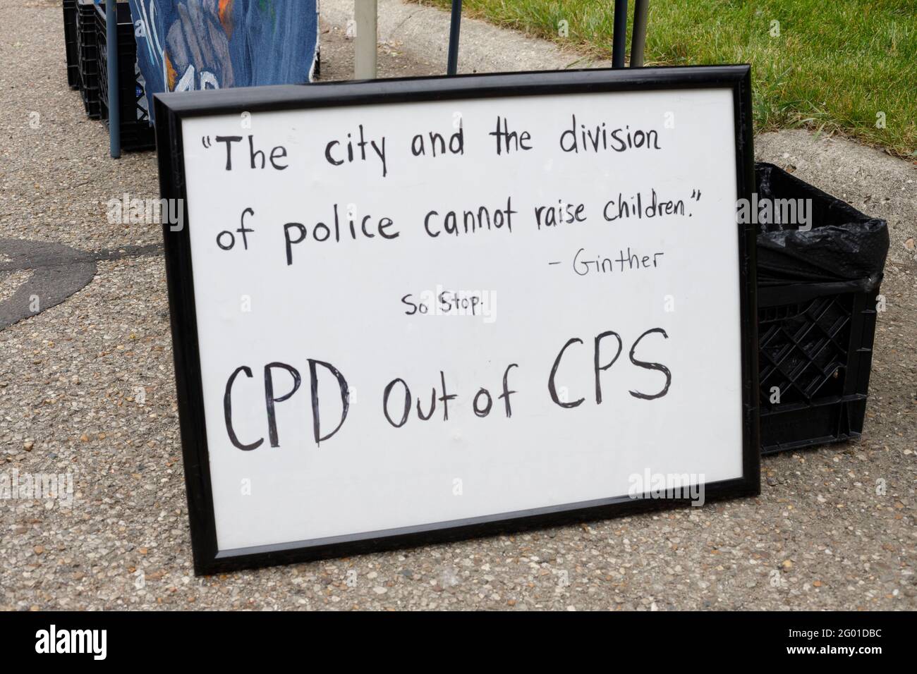 Columbus, Stati Uniti. 30 maggio 2021. Food Not Bombs, un'organizzazione di mutuo soccorso a Columbus, ohio, scrive una citazione del sindaco di Columbus Andrew Ginton su una lavagna bianca, E poi i sostenitori della polizia per essere fuori delle scuole della città pubblica. Il collettivo intersezionale Black Queer, BQIC, ha organizzato una manifestazione di fronte alla casa del sindaco di Columbus Andrew Ginton per sostenere lo sfinanziamento del Dipartimento di polizia di Columbus, e di utilizzare i fondi del dipartimento di polizia per finanziare altre iniziative di benessere. (Foto di Stephen Zenner/SOPA Images/Sipa USA) Credit: Sipa USA/Alamy Live News Foto Stock